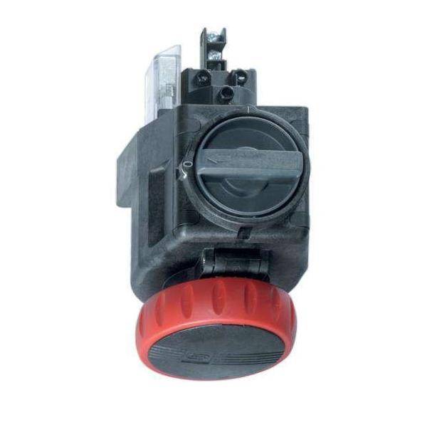 Ein schwarzer Leistungsschalter mit einem großen roten Handhebel, der zur manuellen Steuerung von Stromkreisen verwendet wird.