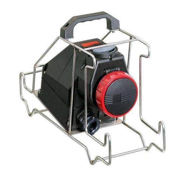 Ein tragbarer Projektor in einem Metallrahmen mit großer roter Objektivkappe, geeignet für industrielle oder Feldanwendungen.