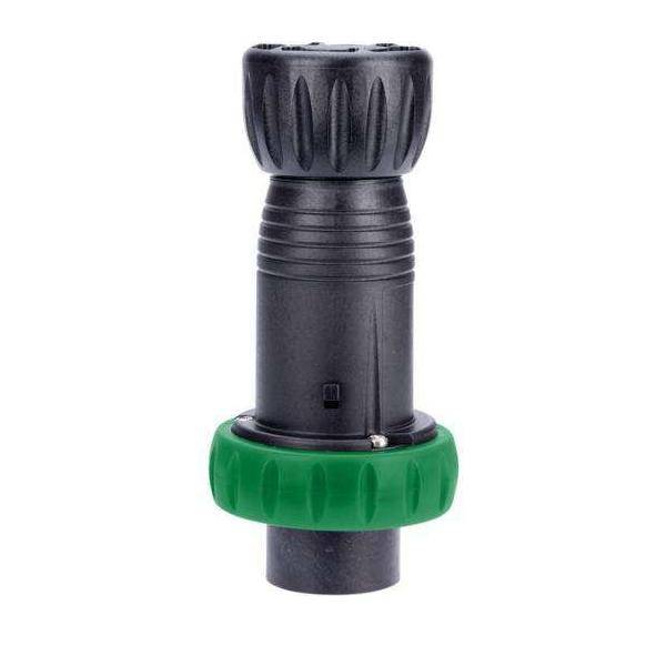 Eine zylindrische, gerippte schwarze Gartenschlauch-Düse mit grünem Griffring, konstruiert zur Regulierung des Wasserflusses, aufrecht dargestellt.