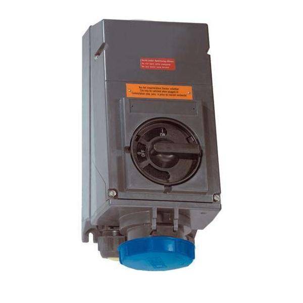 Ein grauer Industrieschalter mit blauer Steckerdose, gekennzeichnet mit Sicherheitswarnungen, wird für elektrische Steuerung in industriellen Umgebungen verwendet.