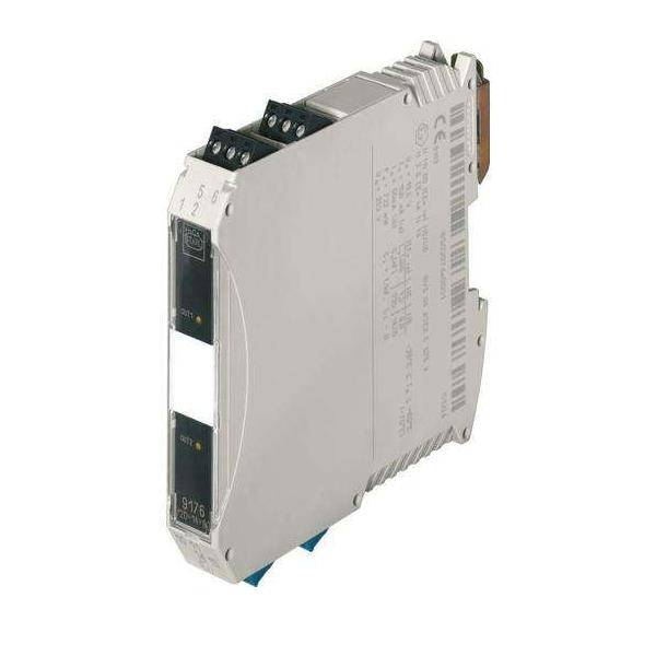 Ein graues elektronisches Modul mit Steckplätzen für Stecker und beschrifteten Details an der Seite, typischerweise in der Industrieautomation oder in Steuerungssystemen verwendet.