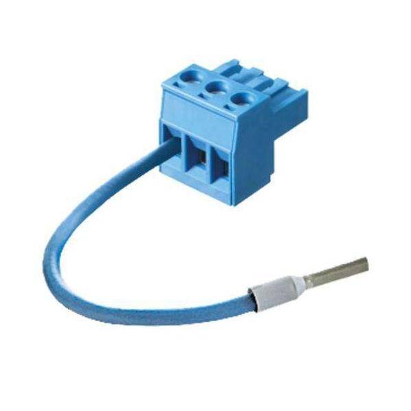 Ein blauer Elektrostecker mit drei Schlitzen, befestigt an einem blauen Kabel mit einer silbernen Spitze.