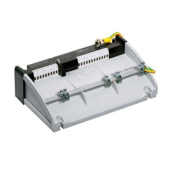 Ein Elektroverteilkasten mit mehreren Klemmleisten, Verdrahtungsverbindungen und einer Schutzabdeckung, der zur Organisierung von Stromkreisen verwendet wird.