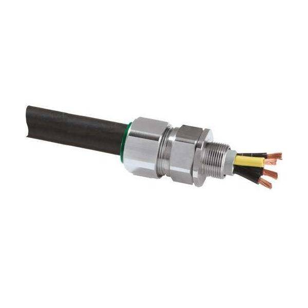 Kabelverschraubung mit mehreren freigelegten Kupferdrähten, konstruiert zum Sichern und Schützen von Elektrokabeln.