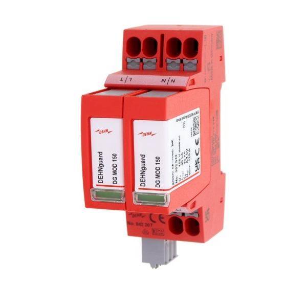 Red DEHNguard DG MOD 150 Überspannungsschutzgerät mit Anschlussanschlüssen und Beschriftungen auf weißem Hintergrund.