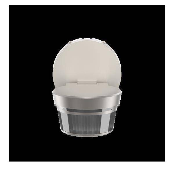 Eine Toilette mit offenem Deckel, von vorne betrachtet, wobei Sitz und Schüssel im Mittelpunkt stehen. Die Umgebung wirkt sauber und modern.