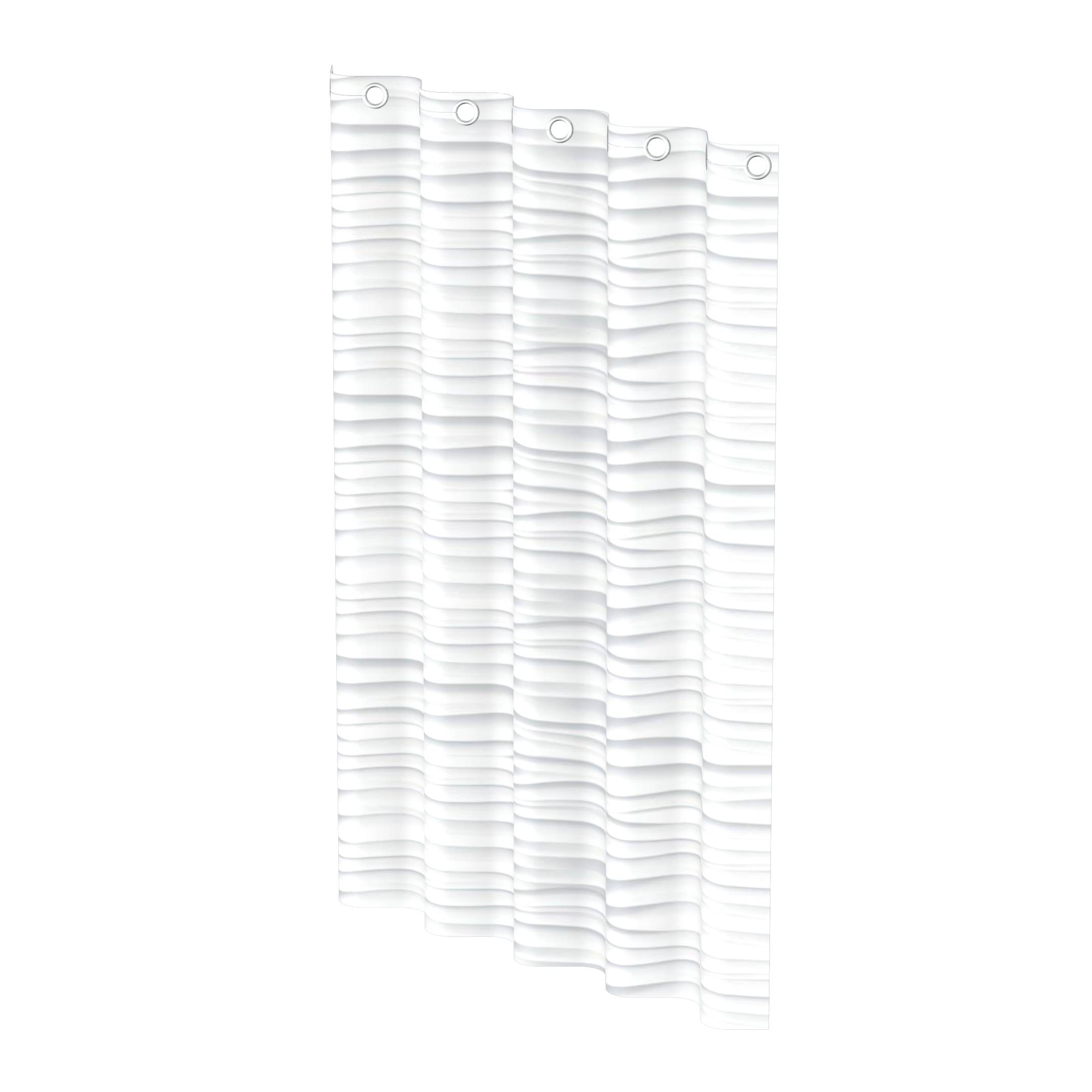 Ein weißer Duschvorhang mit welligem Strukturmuster, der vor schwarzem Hintergrund hängt.