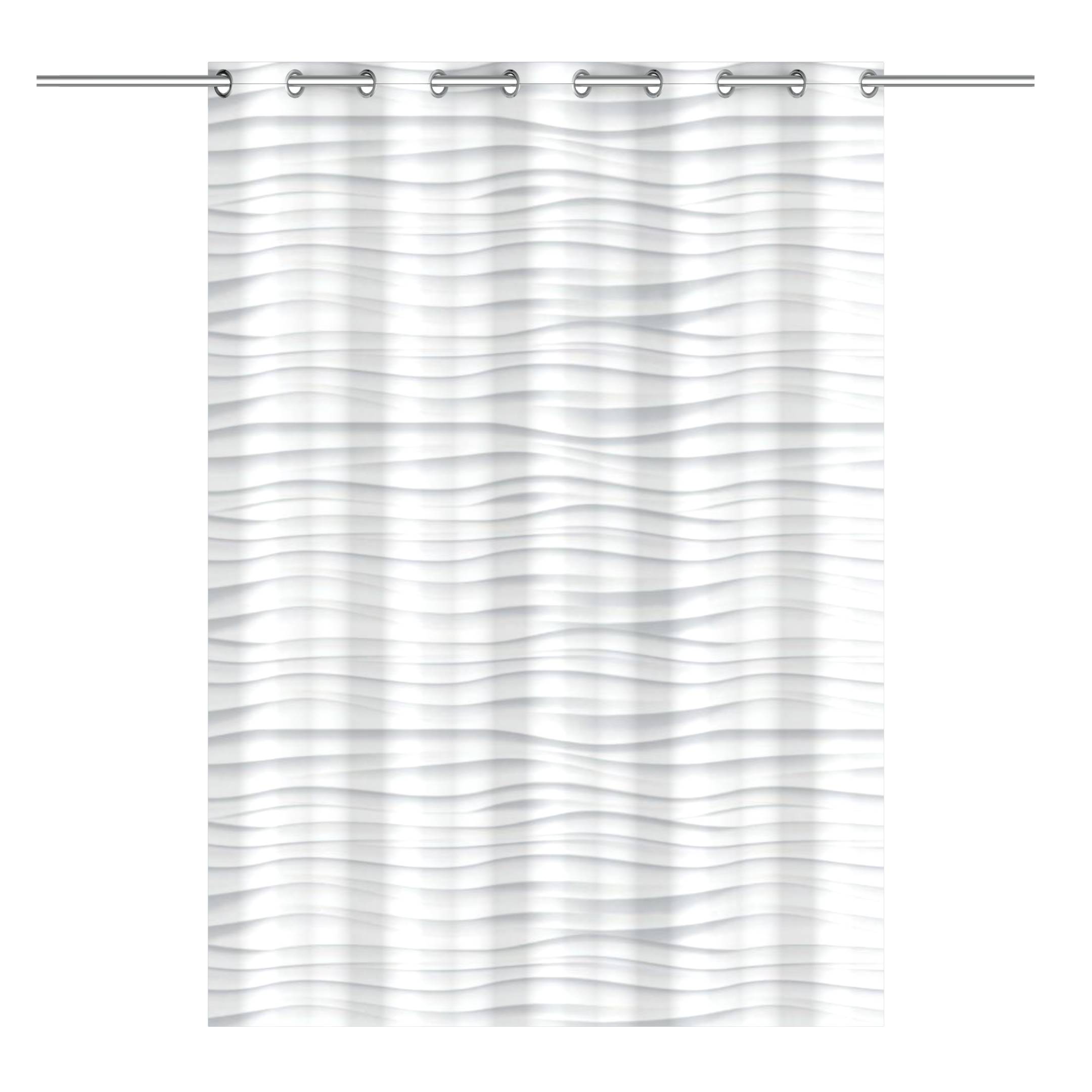 Ein weißer Vorhang mit einem feinen Wellenmuster hängt vor einem schwarzen Hintergrund.