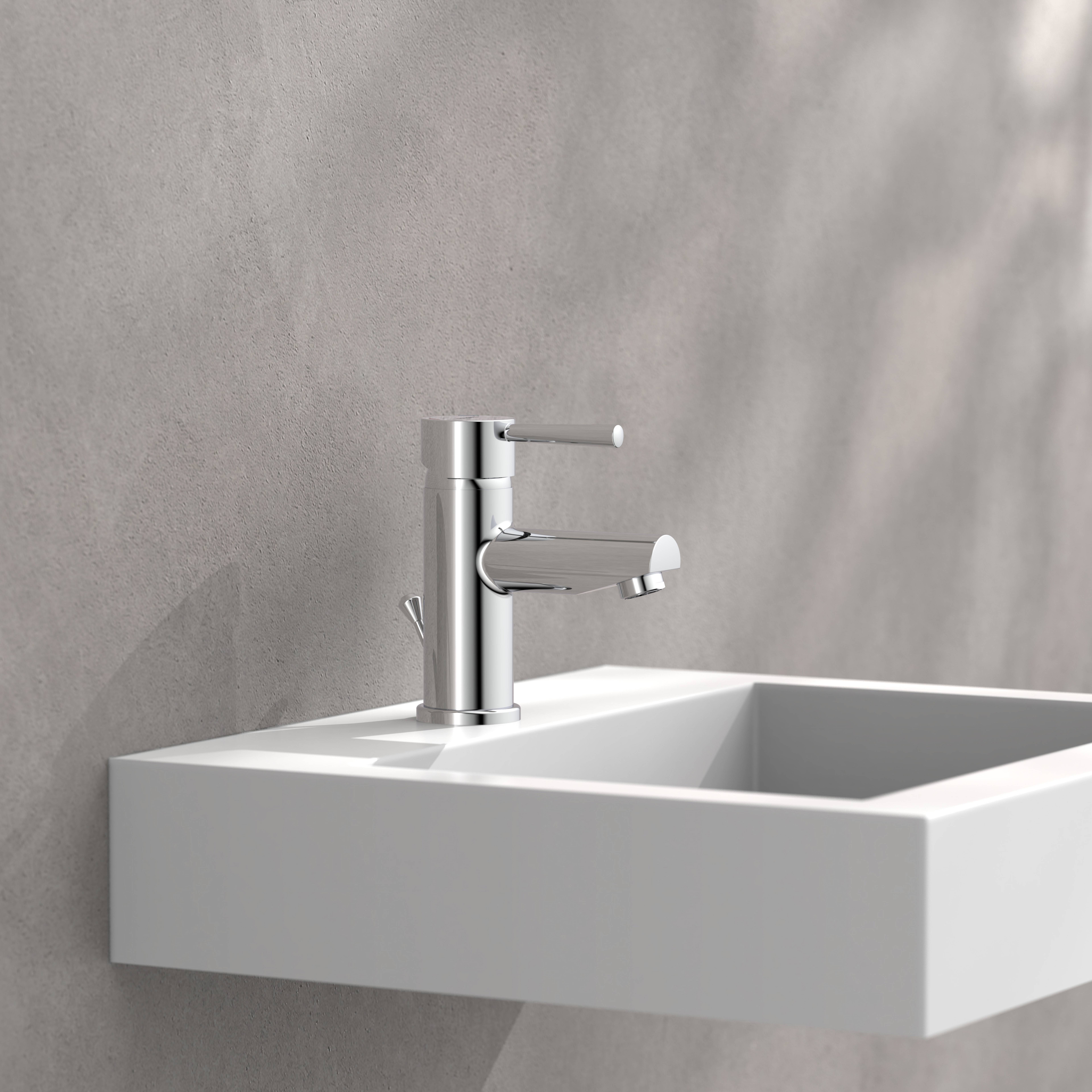 Ein modernes quadratisches weißes Waschbecken mit einem eleganten Chromwasserhahn ist an einer hellgrauen Wand montiert und wirft einen feinen Schatten darunter.