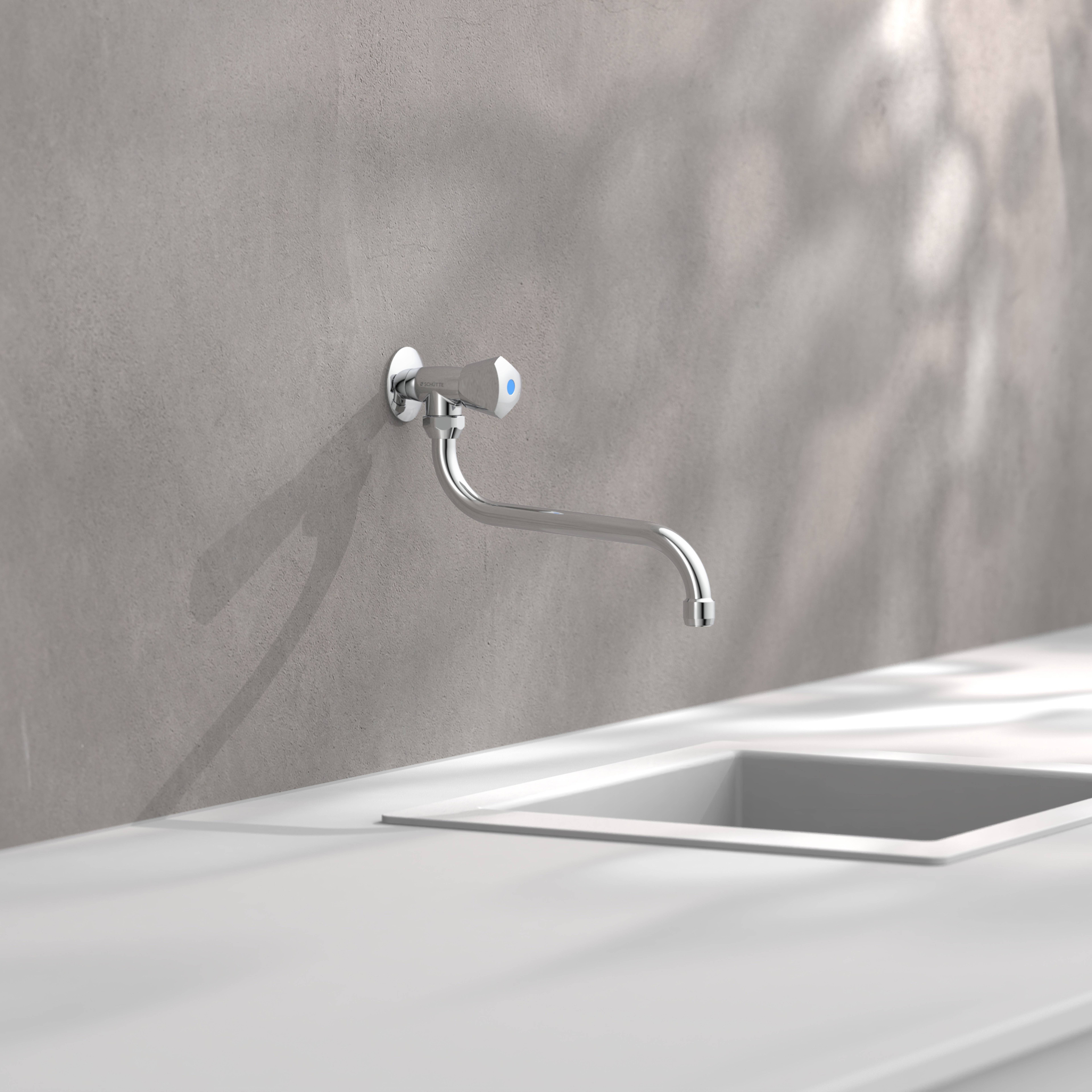 Ein schlanker, moderner Wasserhahn ragt über eine Arbeitsplatte mit eingebautem Waschbecken, vor einer schlichten Wand unter weichem, diffusem Licht.