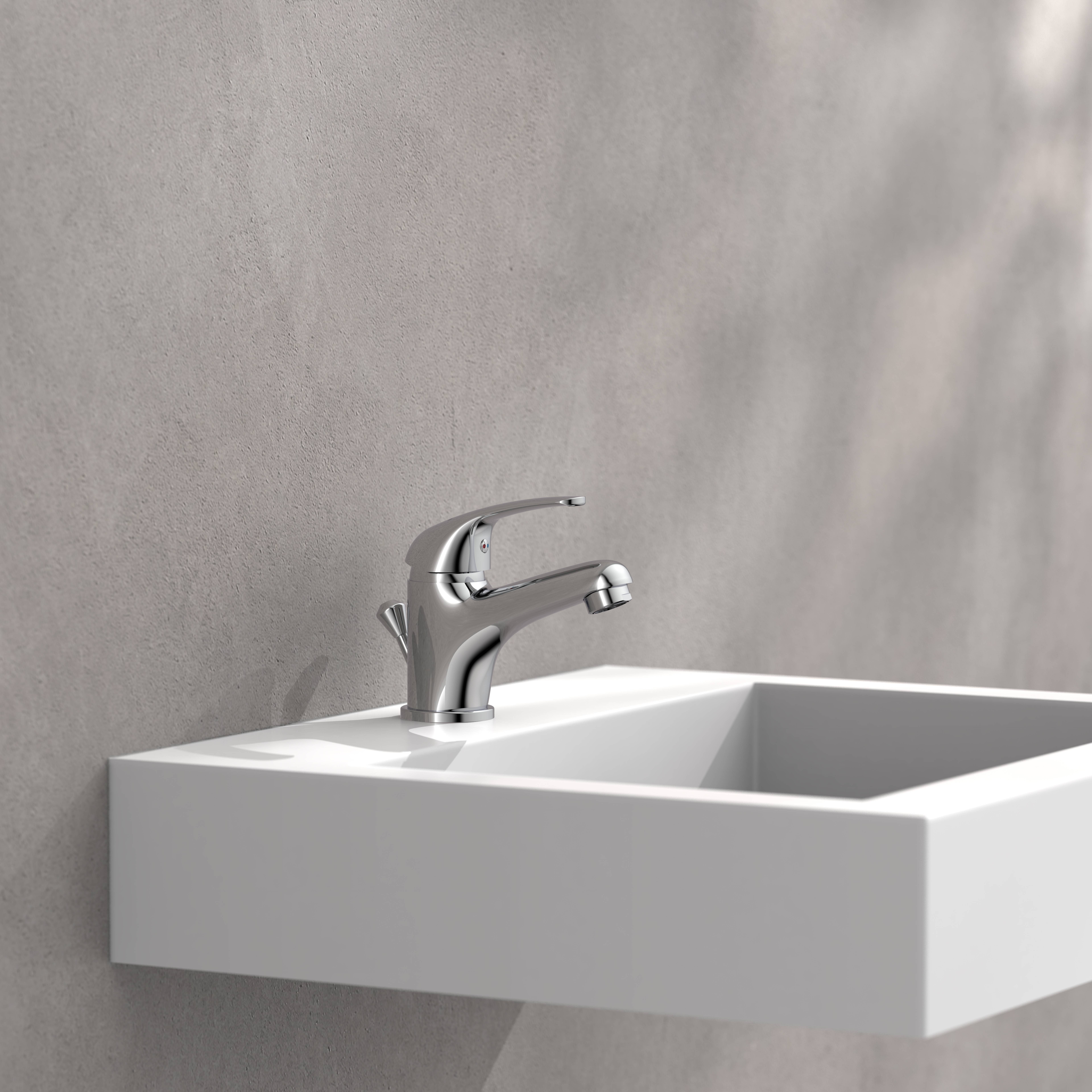Ein moderner, verchromter Wasserhahn, der auf einem schlanken, rechteckigen weißen Waschbecken vor einer hellgrauen Wand montiert ist.