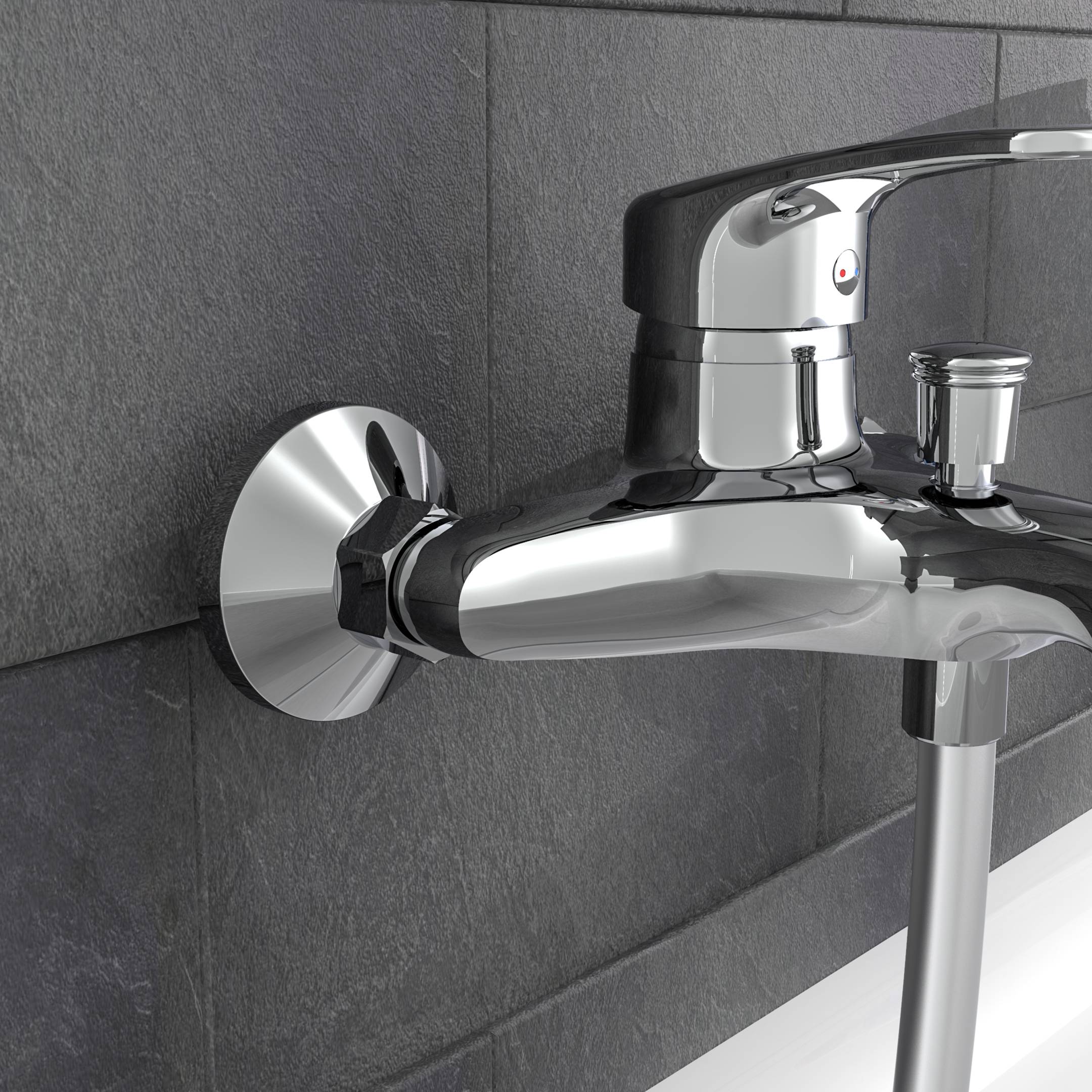 Ein moderner, wandmontierter Chrom-Wasserhahn mit einem einzelnen Hebel vor einer dunkelgrauen Fliesenwand.