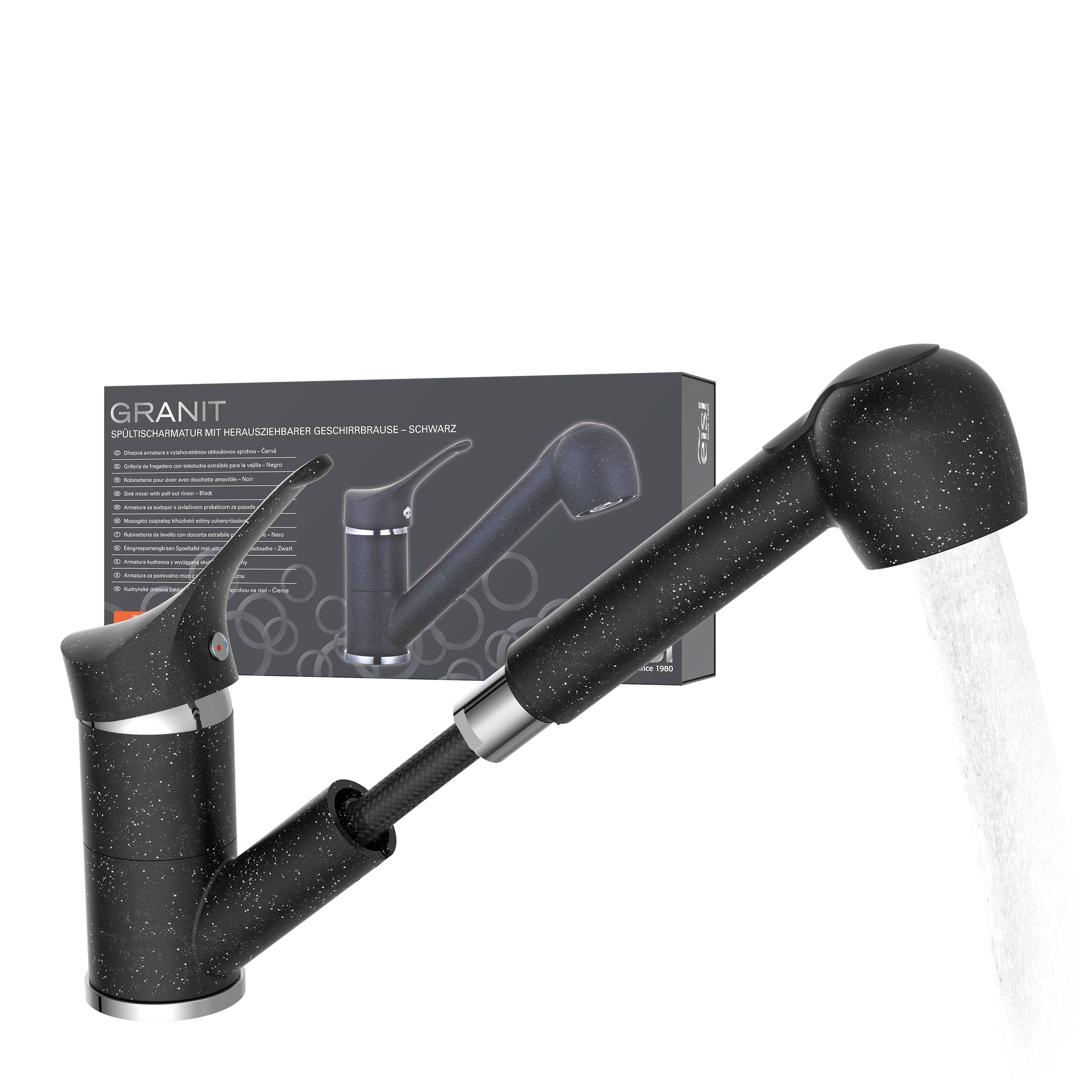 Ein schwarzer Küchenmischer mit ausziehbarer Brause und gesprenkelter Oberfläche wird zusammen mit seiner Verpackung gezeigt, die mit 'GRANIT' beschriftet ist. Wasser fließt aus dem Wasserhahn.