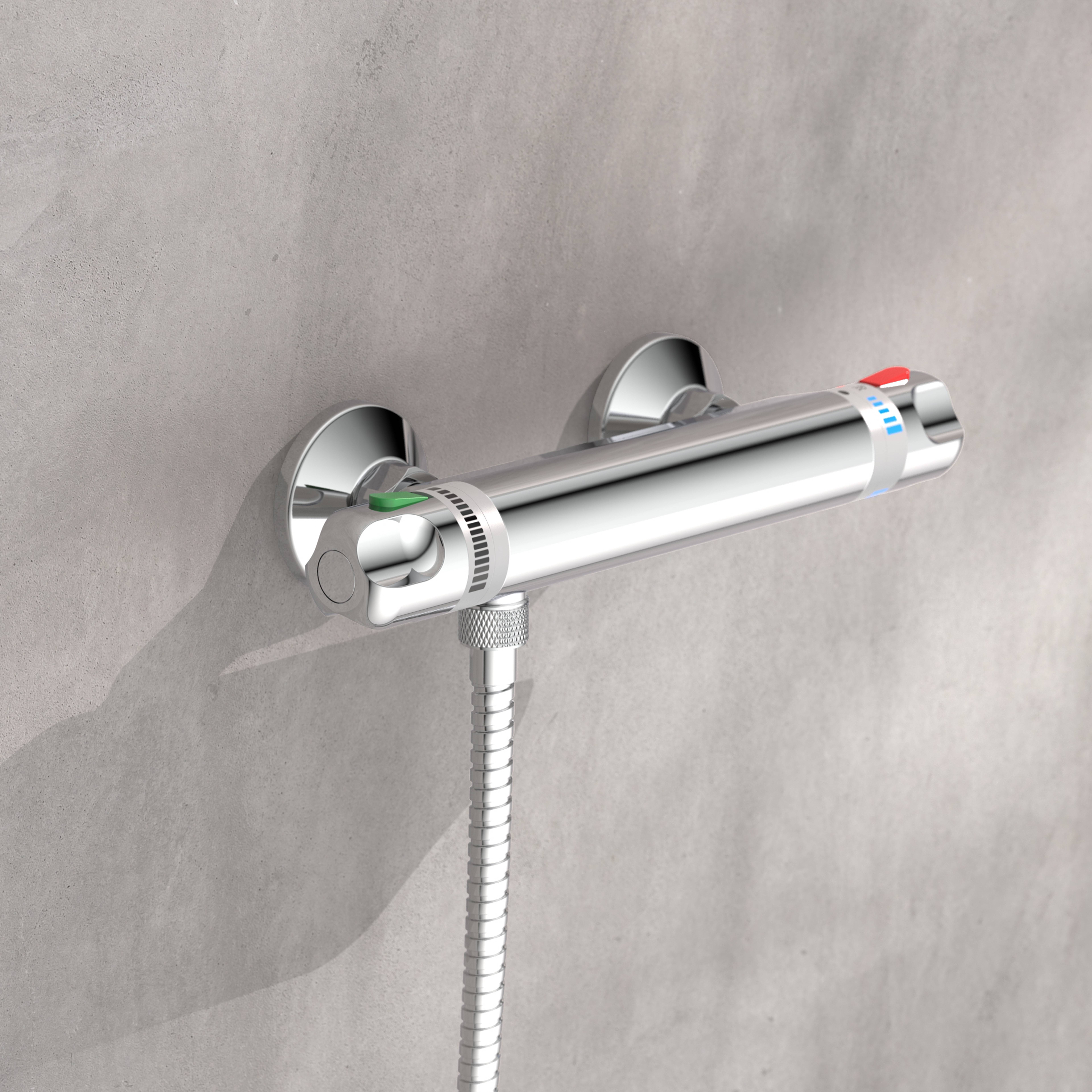 Chrom-Brausemischbatterie an der Wand montiert, mit Warm- und Kaltwasserreglern und einem flexiblen Brauseschlauch darunter angebracht.