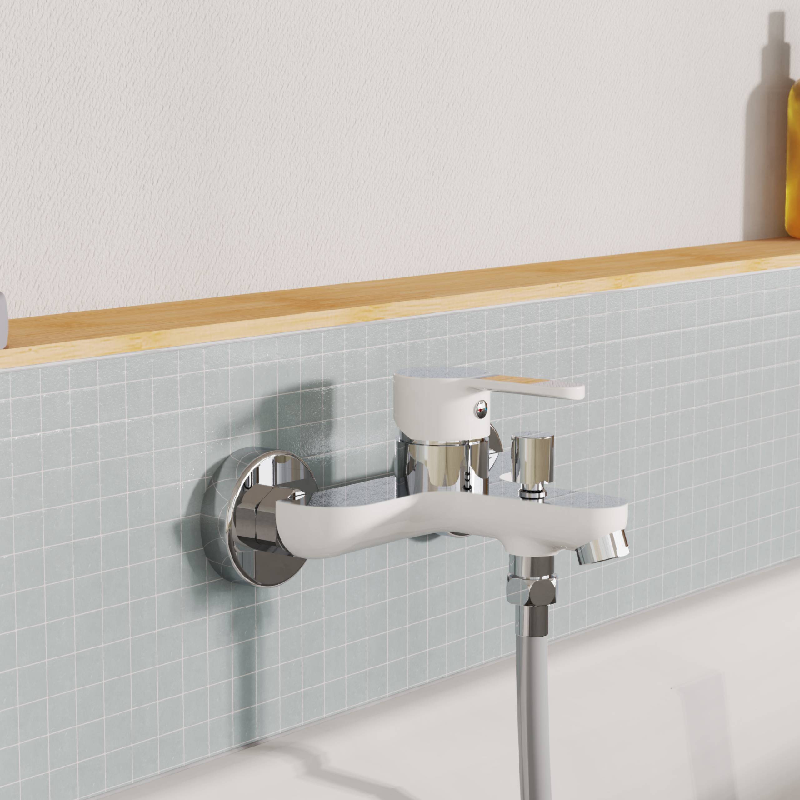 Ein moderner silberner Wasserhahn, montiert an einer gefliesten Wand mit einem Holzregal darüber, der einen Schatten wirft.