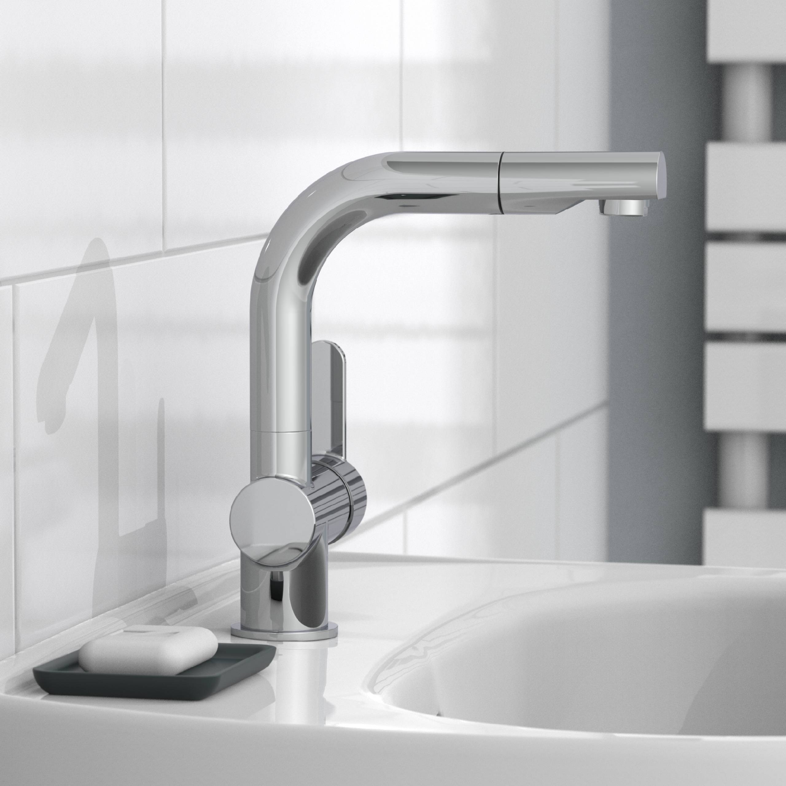 Ein moderner Chrom-Wasserhahn ist auf einem weißen Waschbecken montiert, mit einer Seifenbar auf einem schwarzen Teller daneben.