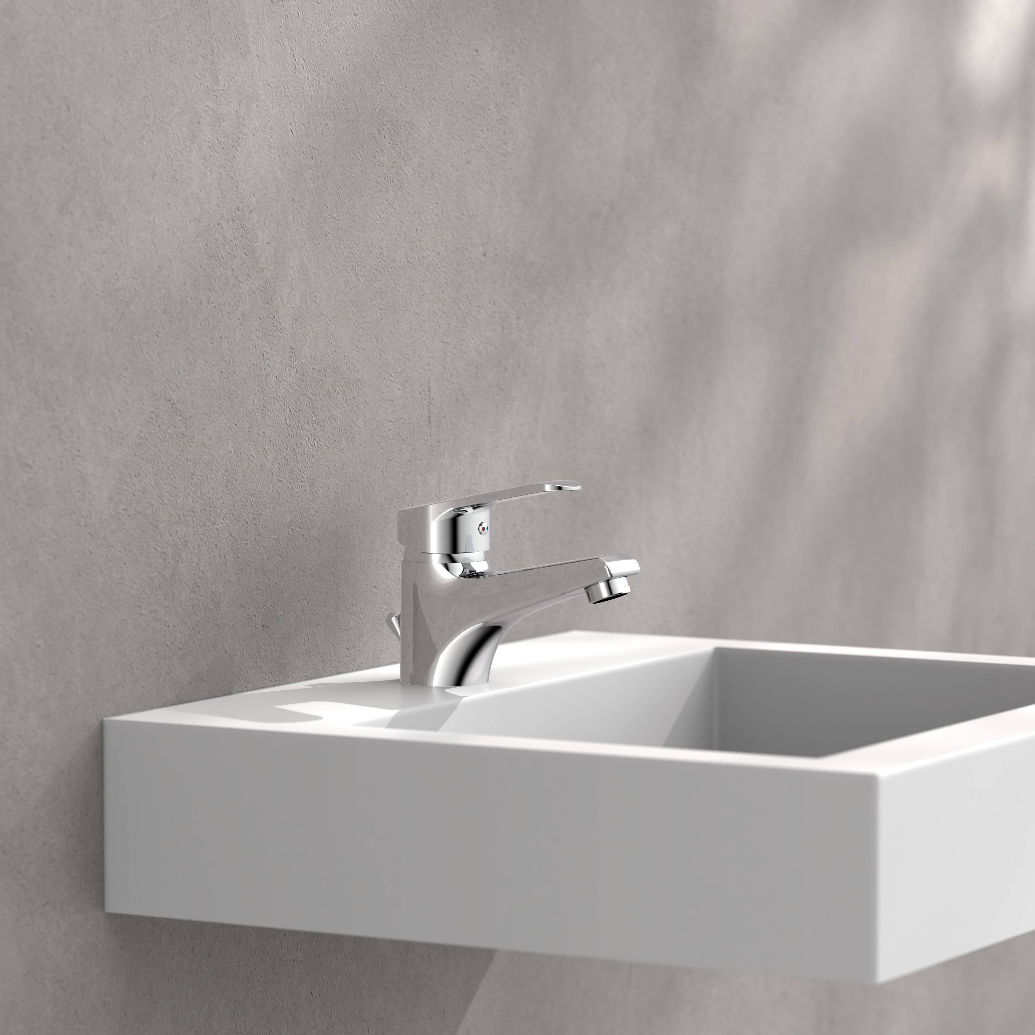Minimalistisches, wandmontiertes weißes Waschbecken mit Chromarmatur an einer grau strukturierten Wand.