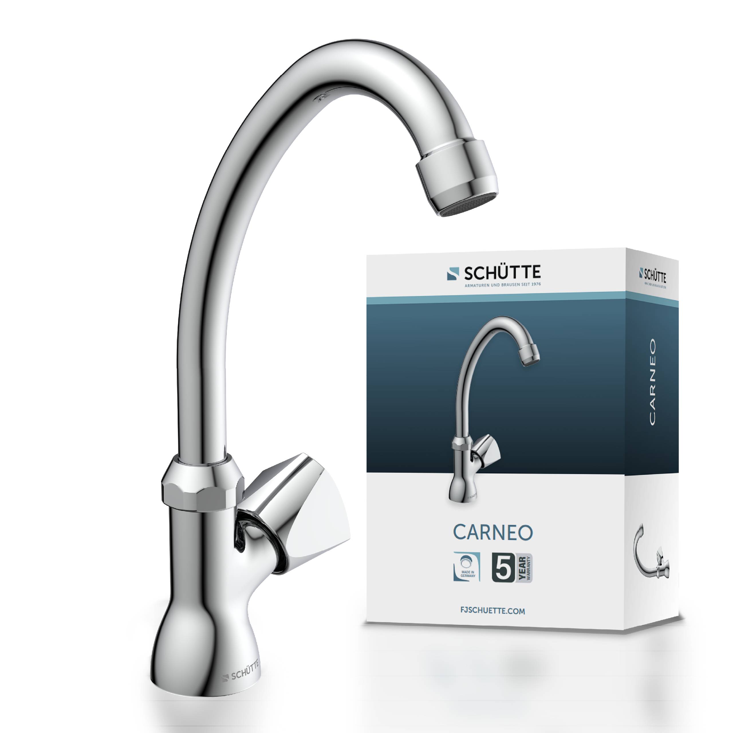 Chromeküchenarmatur mit hochgebogenem Auslauf und Einhebelgriff, neben ihrer Schütte-Produktbox „CARNEO
