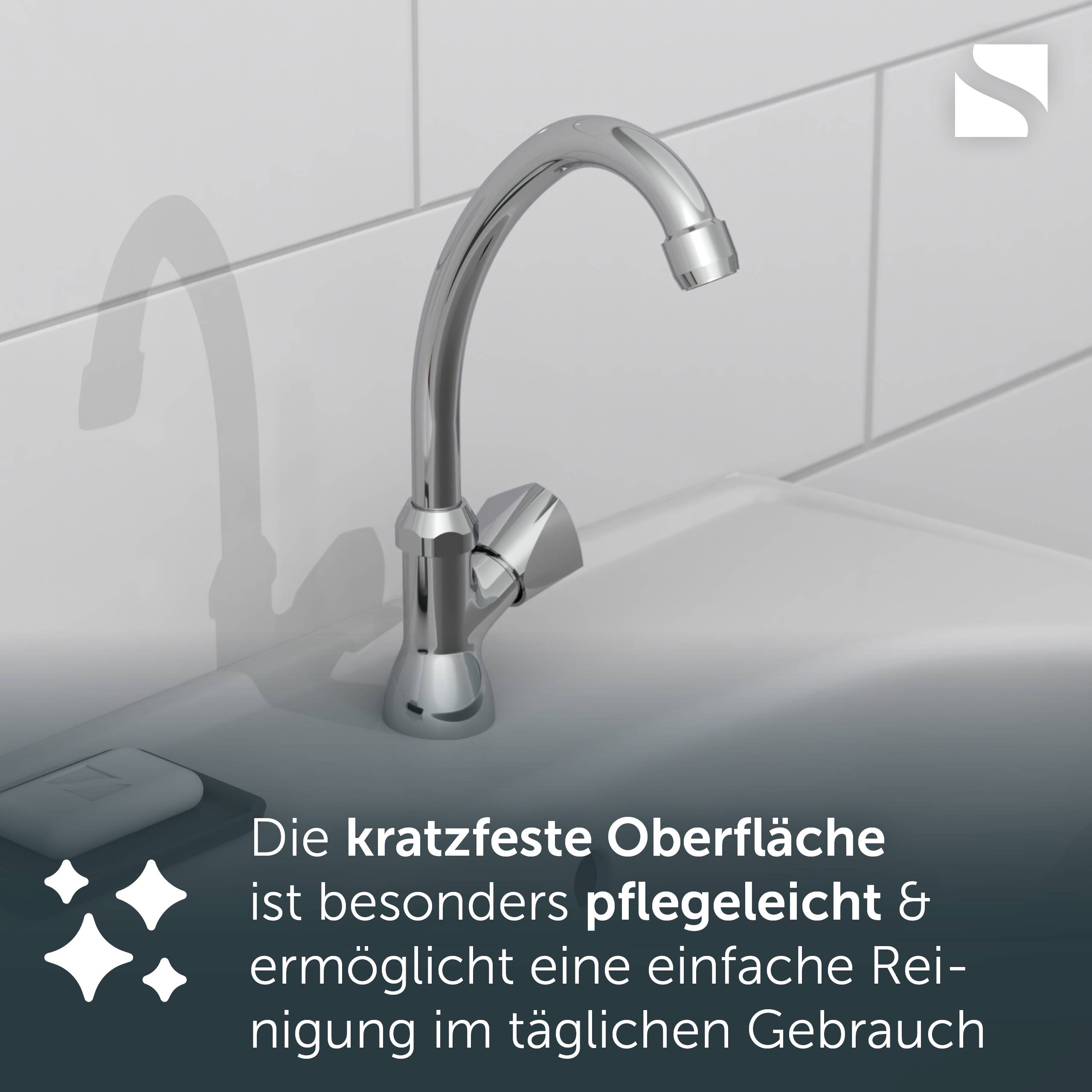 Chromküchenarmatur über der Spüle mit deutschem Text: „Die kratzfeste Oberfläche ist besonders pflegeleicht" mit dem Hinweis auf eine leicht zu reinigende kratzfeste Oberfläche.