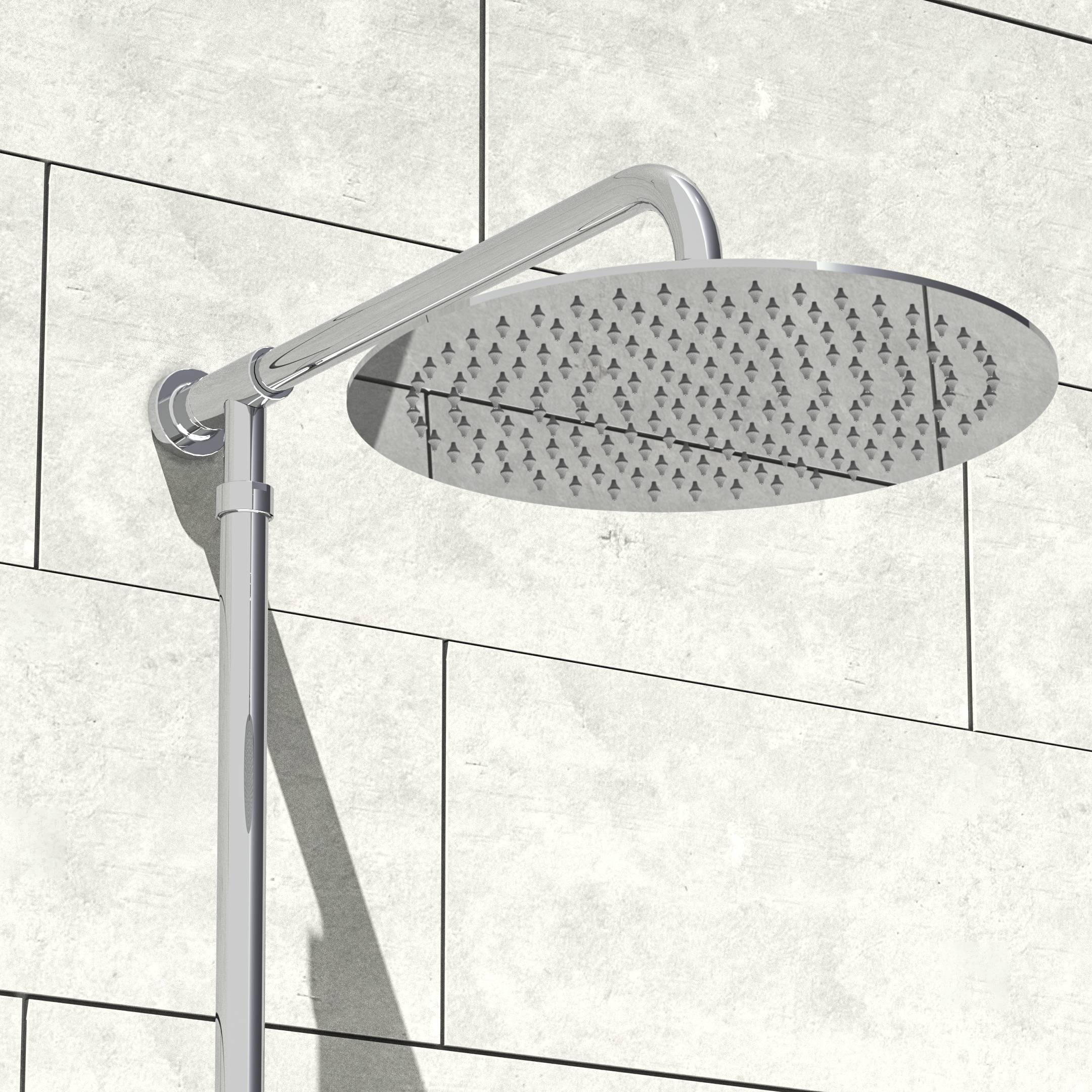 Ein moderner, verchromter kreisförmiger Duschkopf, der an einer gefliesten Wand montiert ist und in einem Winkel angebracht ist, um Wasser nach unten zu sprühen.