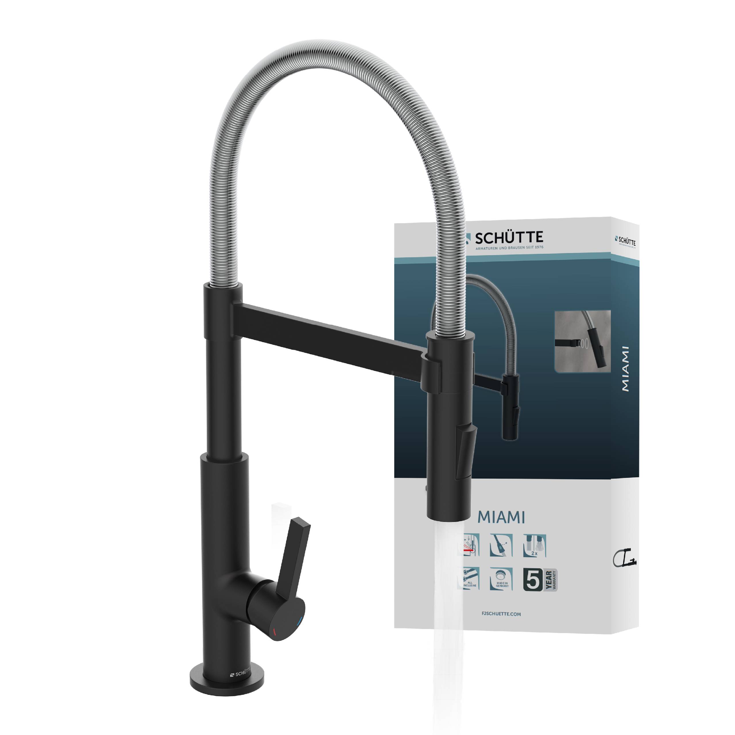 Schütte Miami' Küchenarmatur in Schwarz mit flexiblem Hals und Einhandmischer, neben seiner Verpackung ausgestellt.