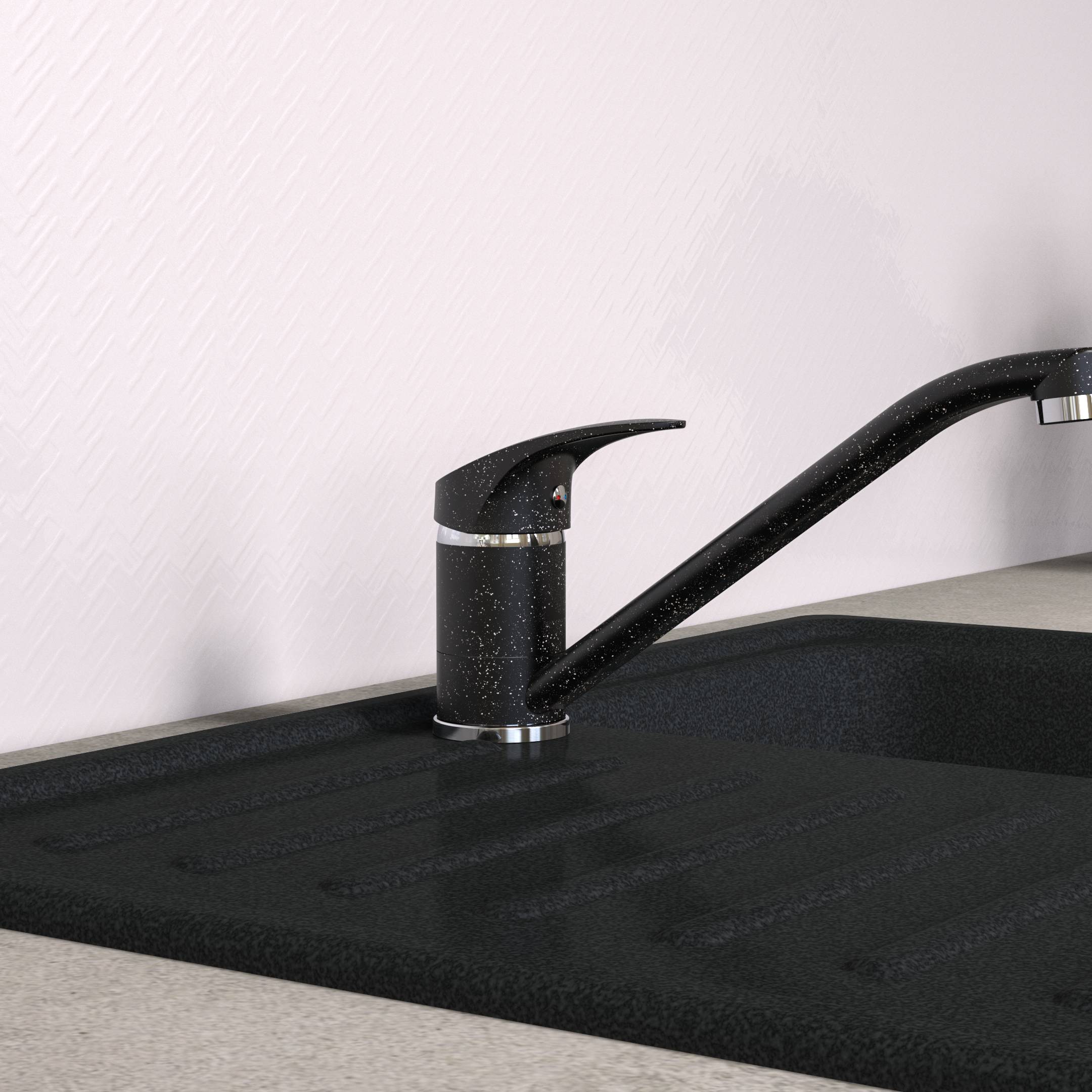Ein schlanker schwarzer Küchenarmatur mit einem einzelnen Griff, der über einer dunklen Arbeitsplatte und einem großen Waschbecken vor einer blassen, strukturierten Wand montiert ist.