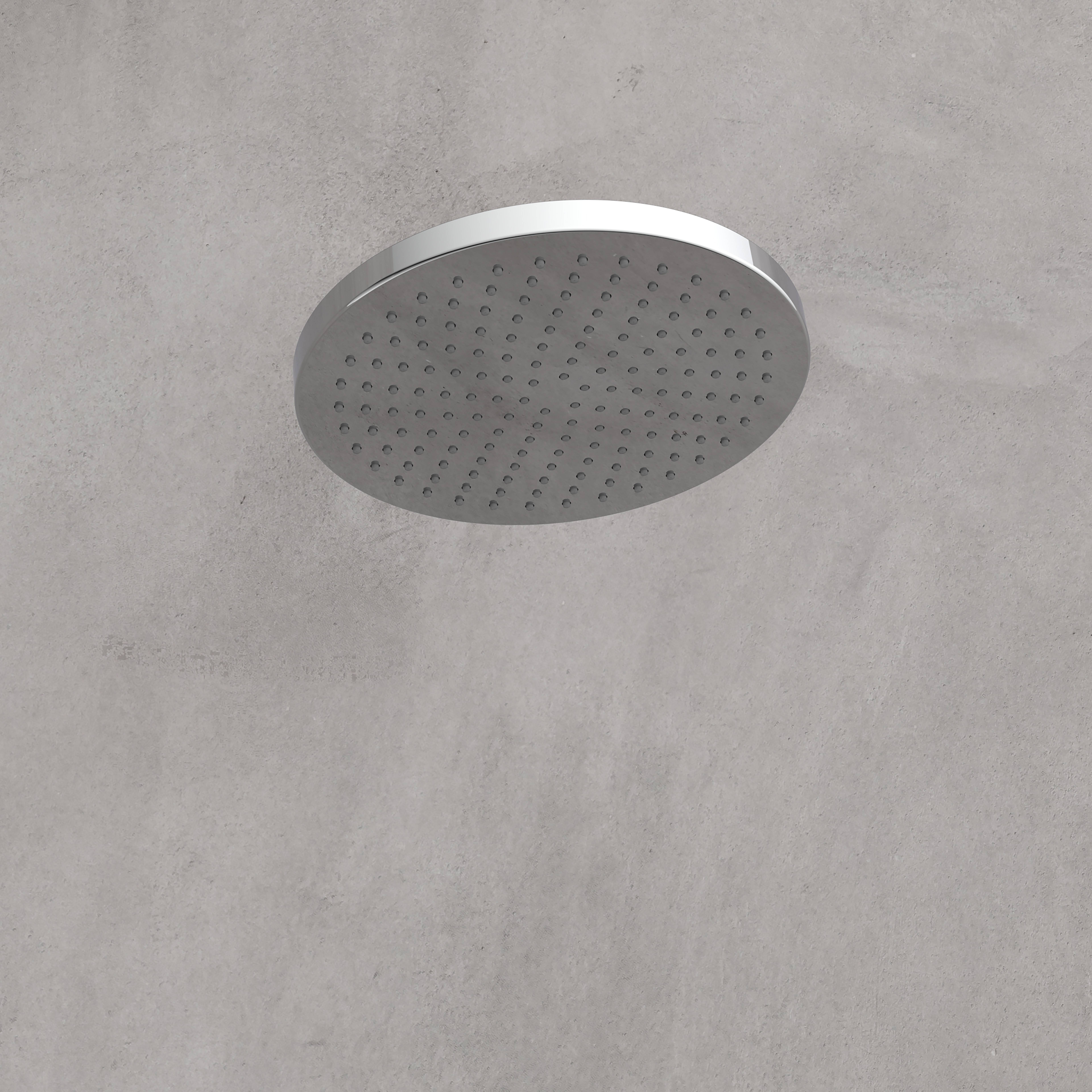 Ein runder, moderner Duschkopf an einer grauen Wand montiert, mit mehreren kleinen Düsen für die Wasserzerstäubung.