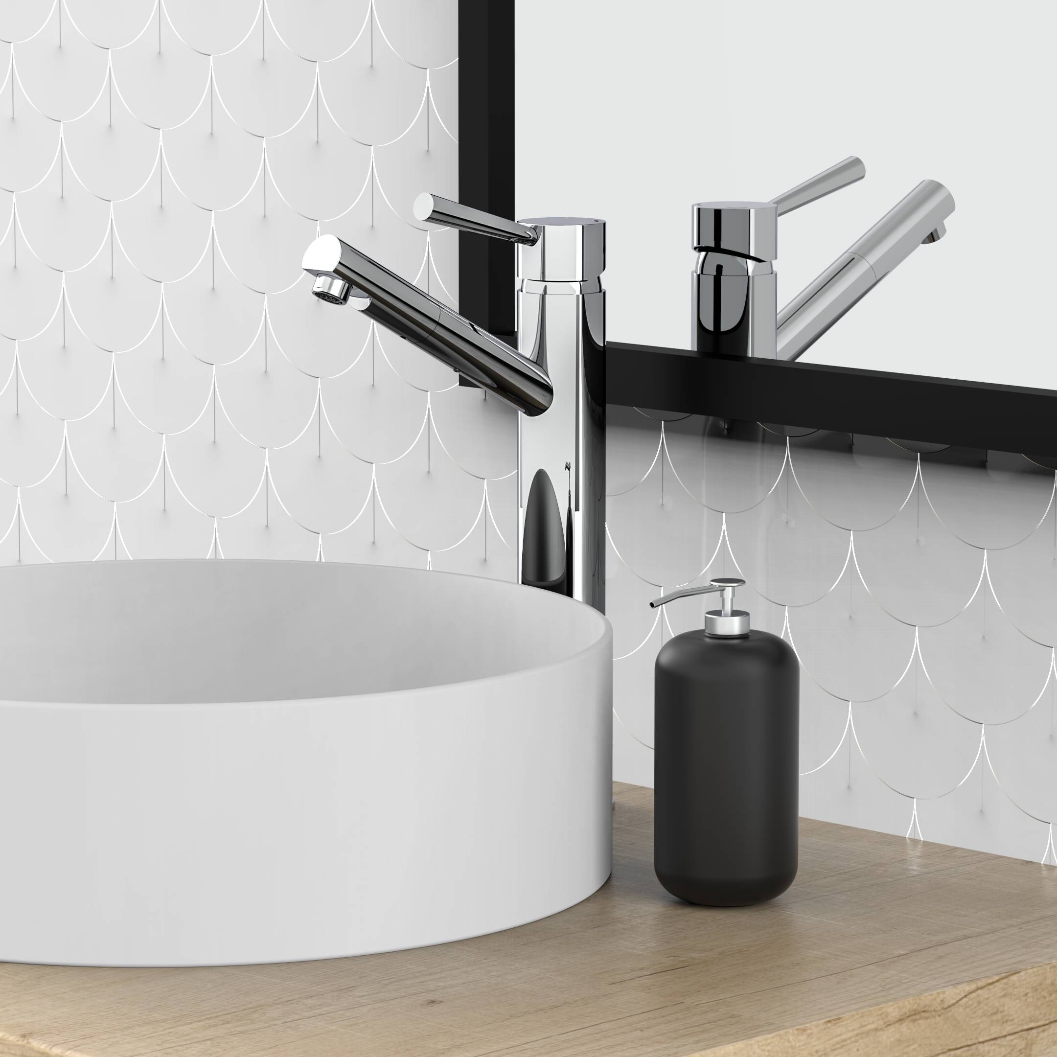 Modernes Badezimmerbecken mit rundem weißem Waschbecken, Chromarmatur und schwarzem Seifenspender auf einer Holztheke vor einer Wand mit Fischschuppenfliesen.