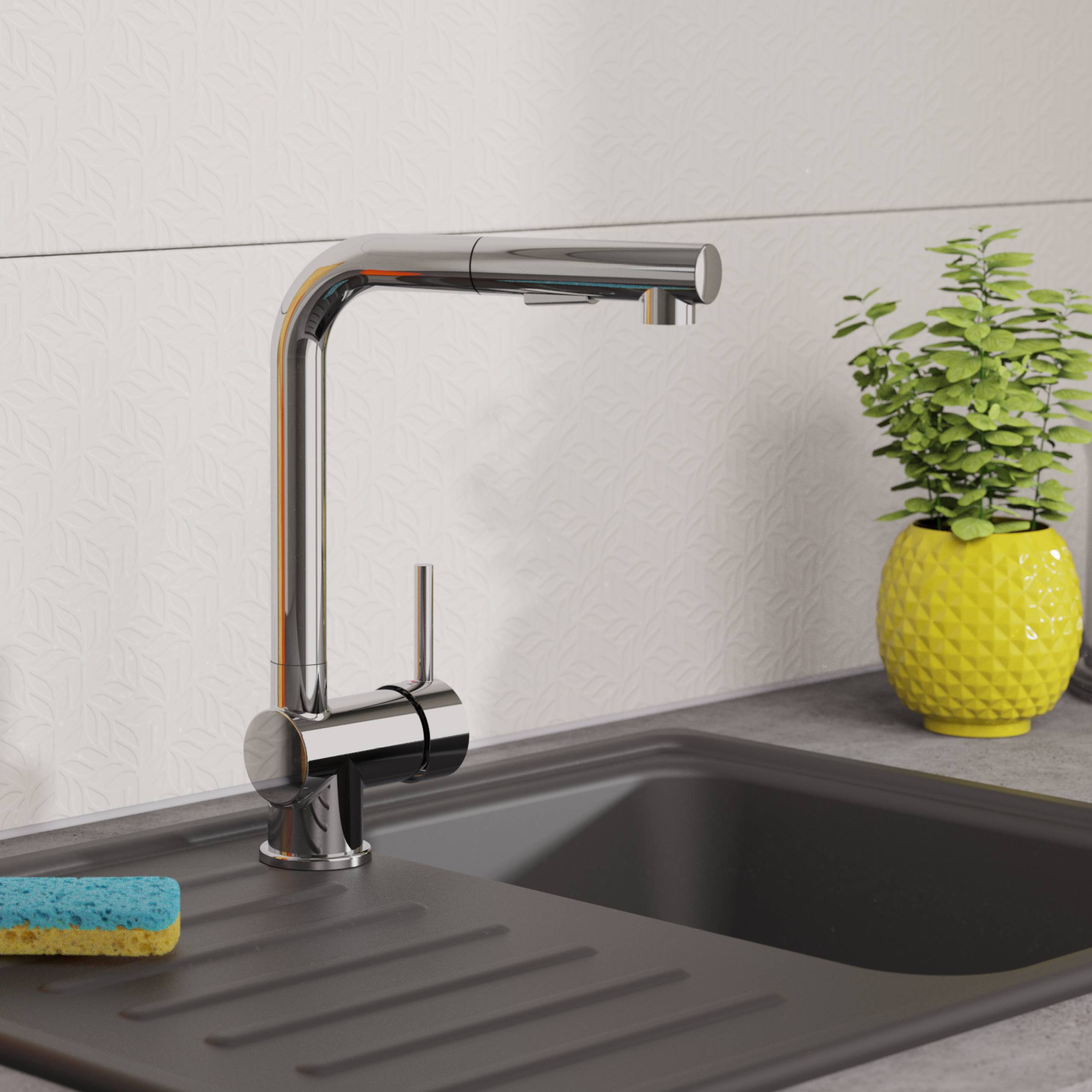 Ein moderner Chrom-Wasserhahn über einem dunklen Waschbecken mit einem Schwamm am Rand. Ein gelber Topf mit einer kleinen Pflanze im Hintergrund.