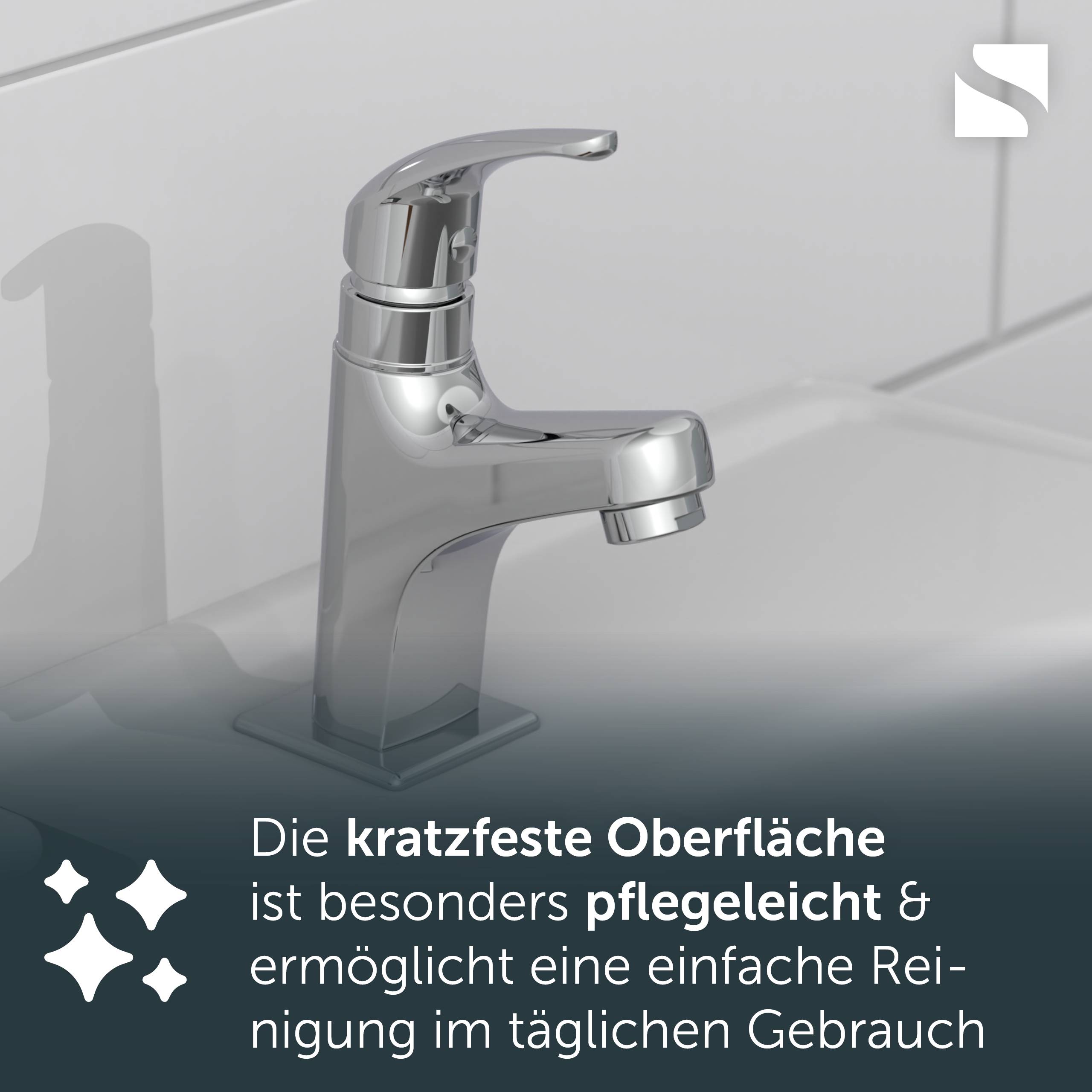 Chrom-Badezimmerhahn mit deutschem Text: „Die kratzfeste Oberfläche ist besonders pflegeleicht & ermöglicht eine einfache Reinigung im täglichen Gebrauch" mit der Aussage, dass die kratzfeste Oberfläche leicht zu reinigen ist.