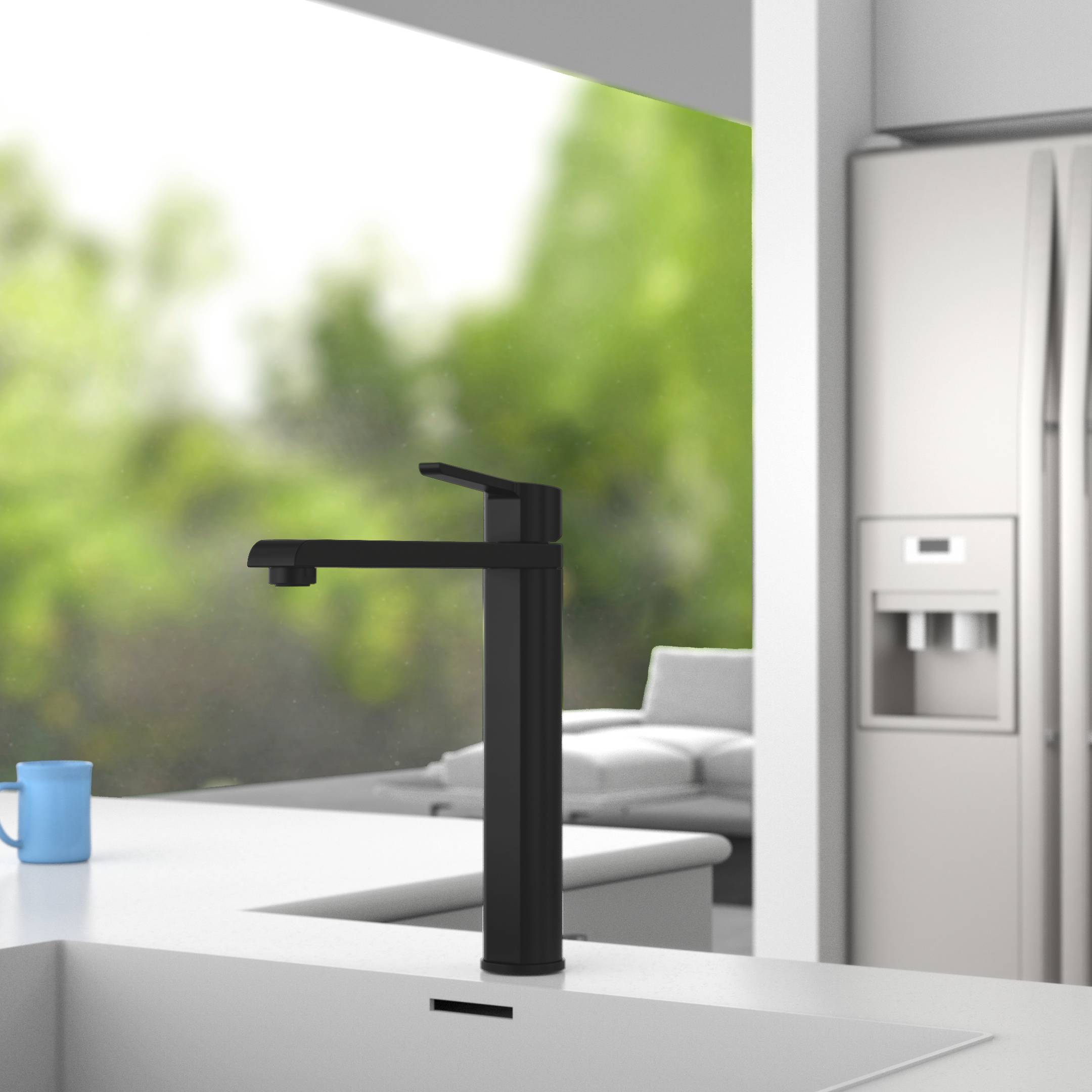 Eine moderne Küche zeigt einen schlanken schwarzen Wasserhahn auf einer Arbeitsplatte, mit einem unscharfen Blick auf grüne Bäume draußen und einen Kühlschrank in der Nähe.