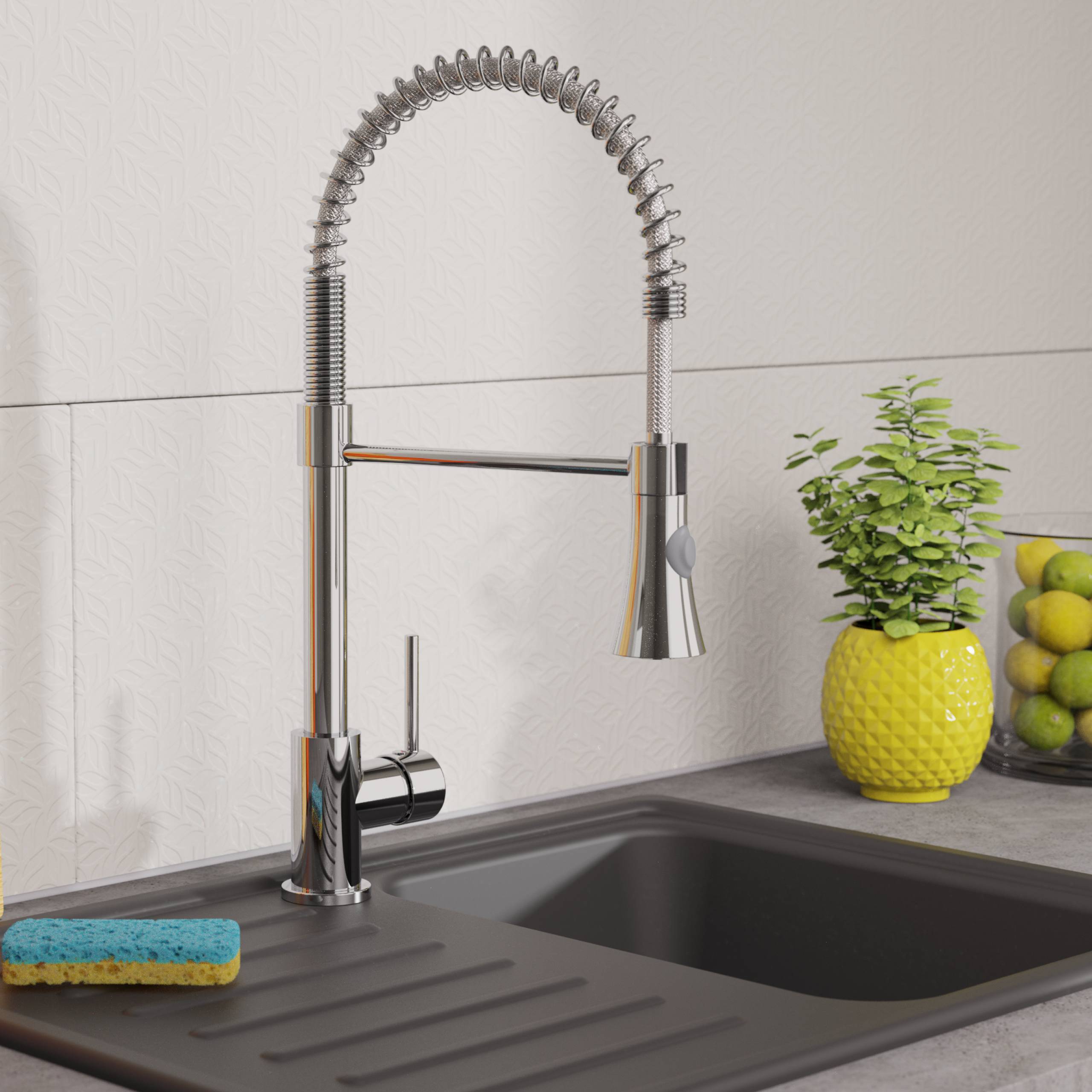 Moderner Küchenarmatur mit einem spiralförmigen Federndesign über einem schwarzen Spülbecken. Rechts daneben hält eine gelbe Vase eine grüne Pflanze als Dekoration.