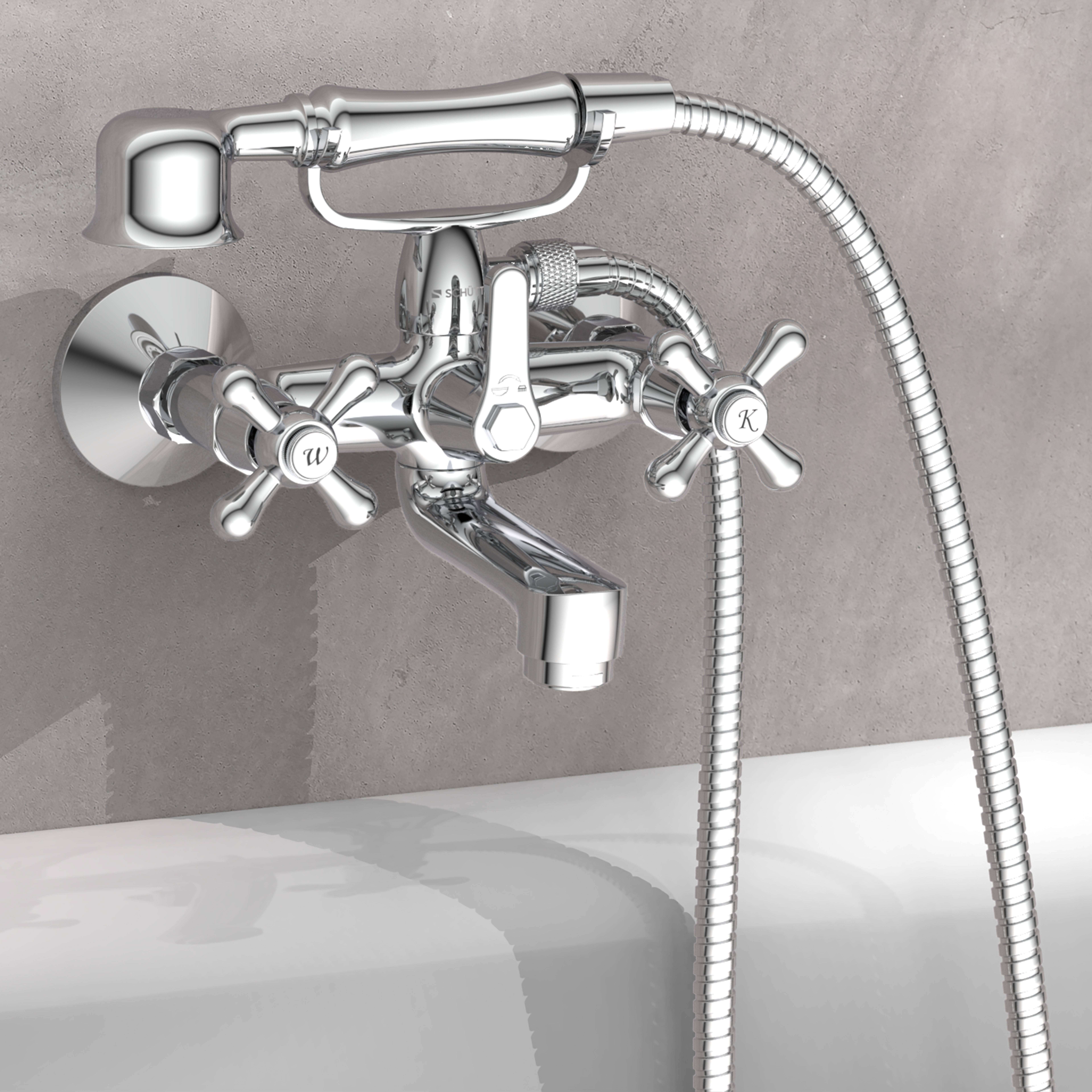 Ein an der Wand montierter Badewannenhahn aus Chrom mit separaten Warm- und Kaltwasser-Kreuzgriffen mit den Beschriftungen 