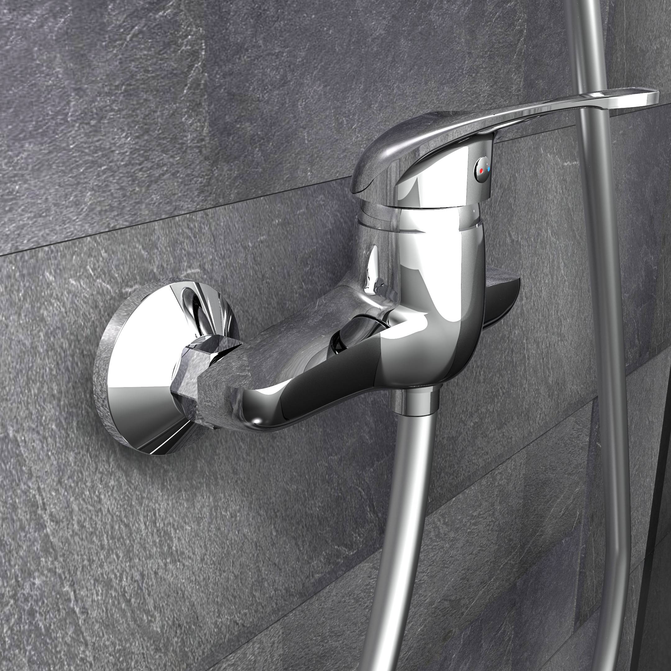 Chrom-Wandmontage-Duscharmatur mit flexiblem Duschschlauch vor einer grau gefliesten Badezimmerwand.