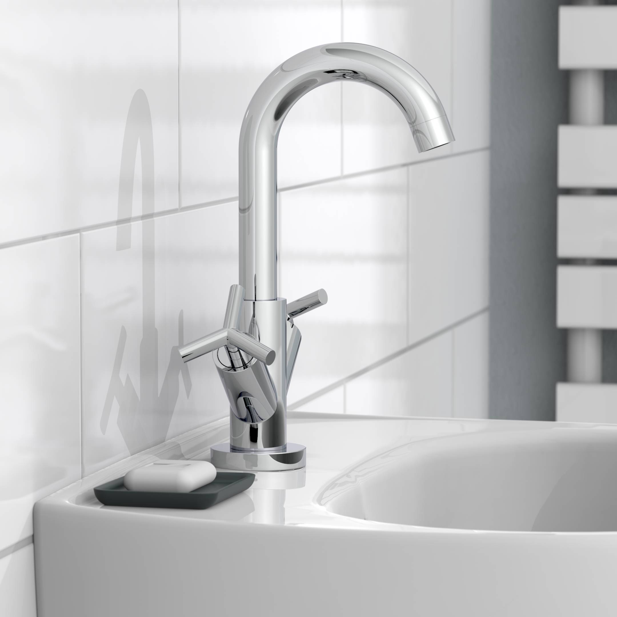 Ein glänzender Chrom-Wasserhahn über einem weißen Waschbecken in einem modernen Badezimmer. Daneben auf dem gefliesten Waschtisch liegt eine Seifenbar in einer Ablage neben dem Wasserhahn.