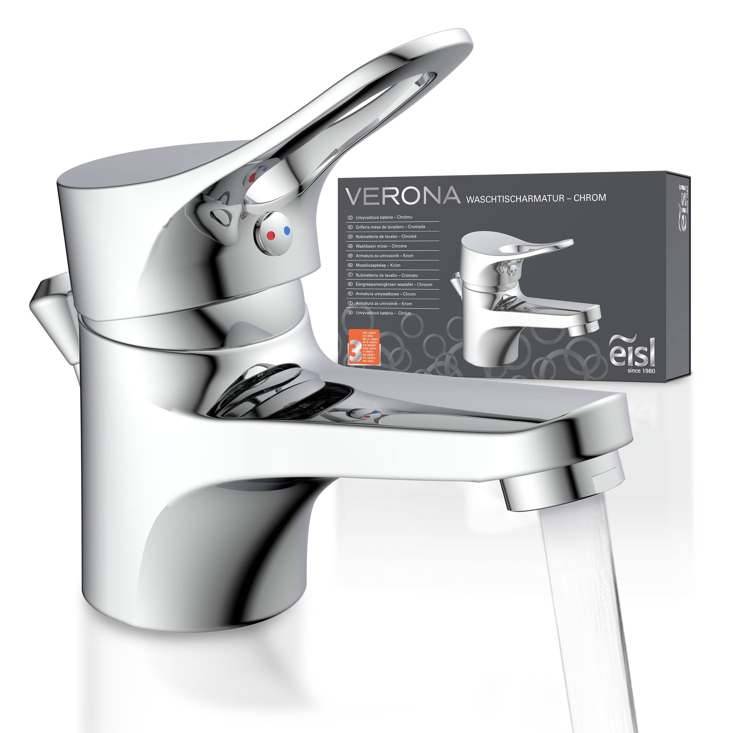 Ein moderner Chromwasserhahn für das Badezimmer mit Hebel­griff wird zusammen mit seiner Verpackung gezeigt. Wasser fließt aus der Auslaufröhre. Der Markenname ist 