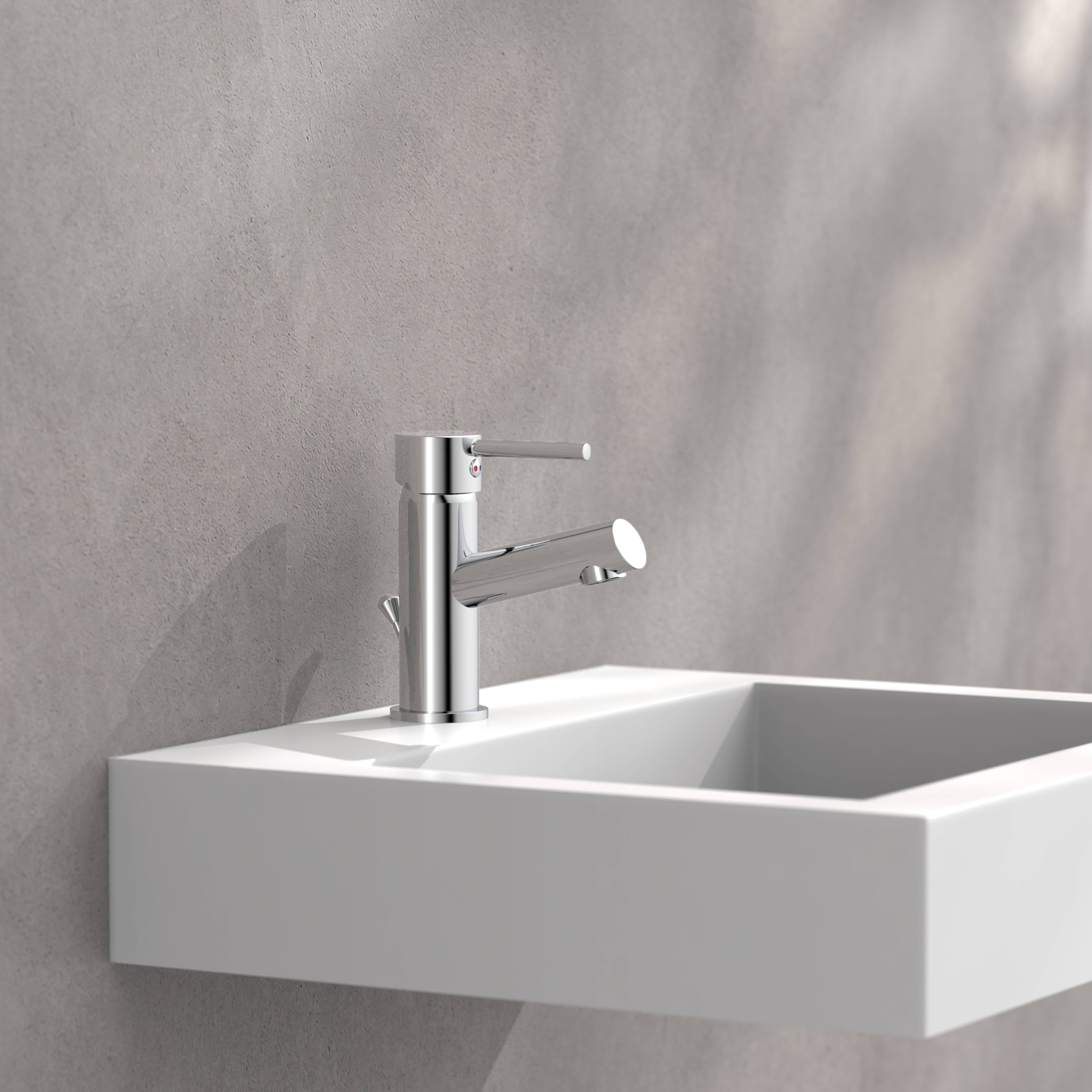 Ein moderner, schlanker Chromwasserhahn, der auf einem quadratischen weißen Waschbecken gegen eine hellgraue Wand befestigt ist und minimalistisches Badezimmerdesign darstellt.