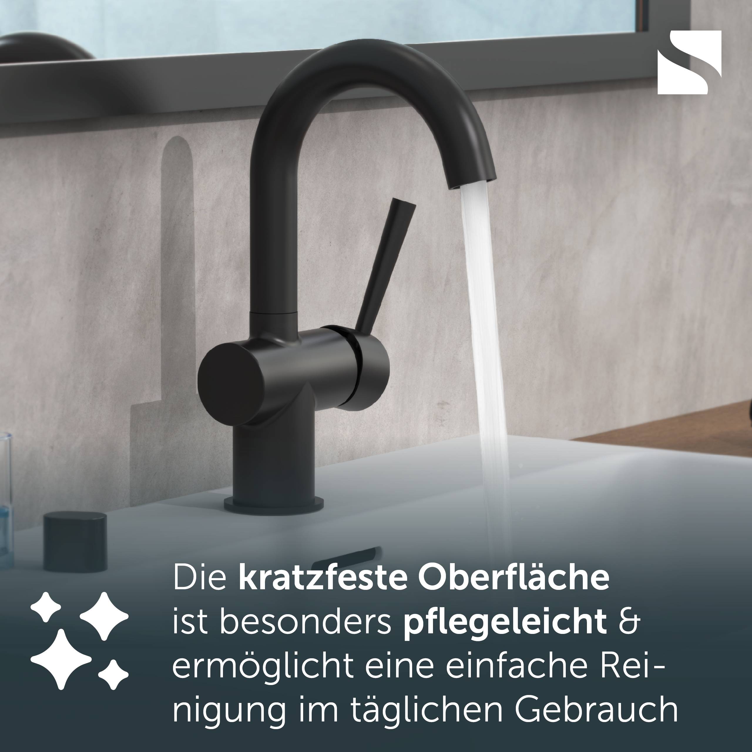 Schwarzer Küchenarmatur mit fließendem Wasser über einem Waschbecken, mit deutschem Text, der eine kratzfeste, pflegeleichte Oberfläche für einfache tägliche Reinigung bewirbt.