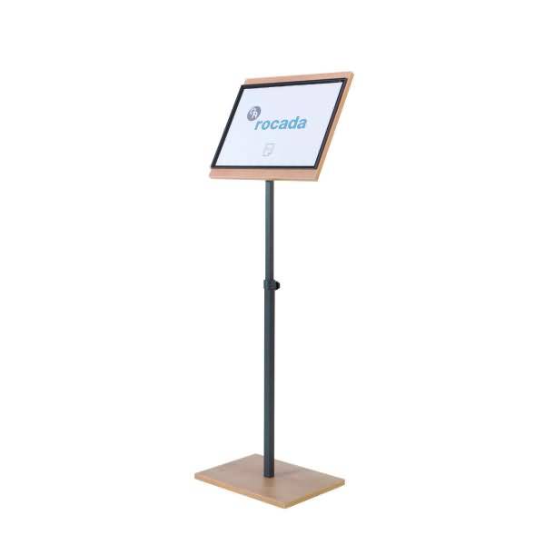 Digitales Stehschild auf einem Metallpfosten mit Holzsockel, auf dem das Logo „rocada