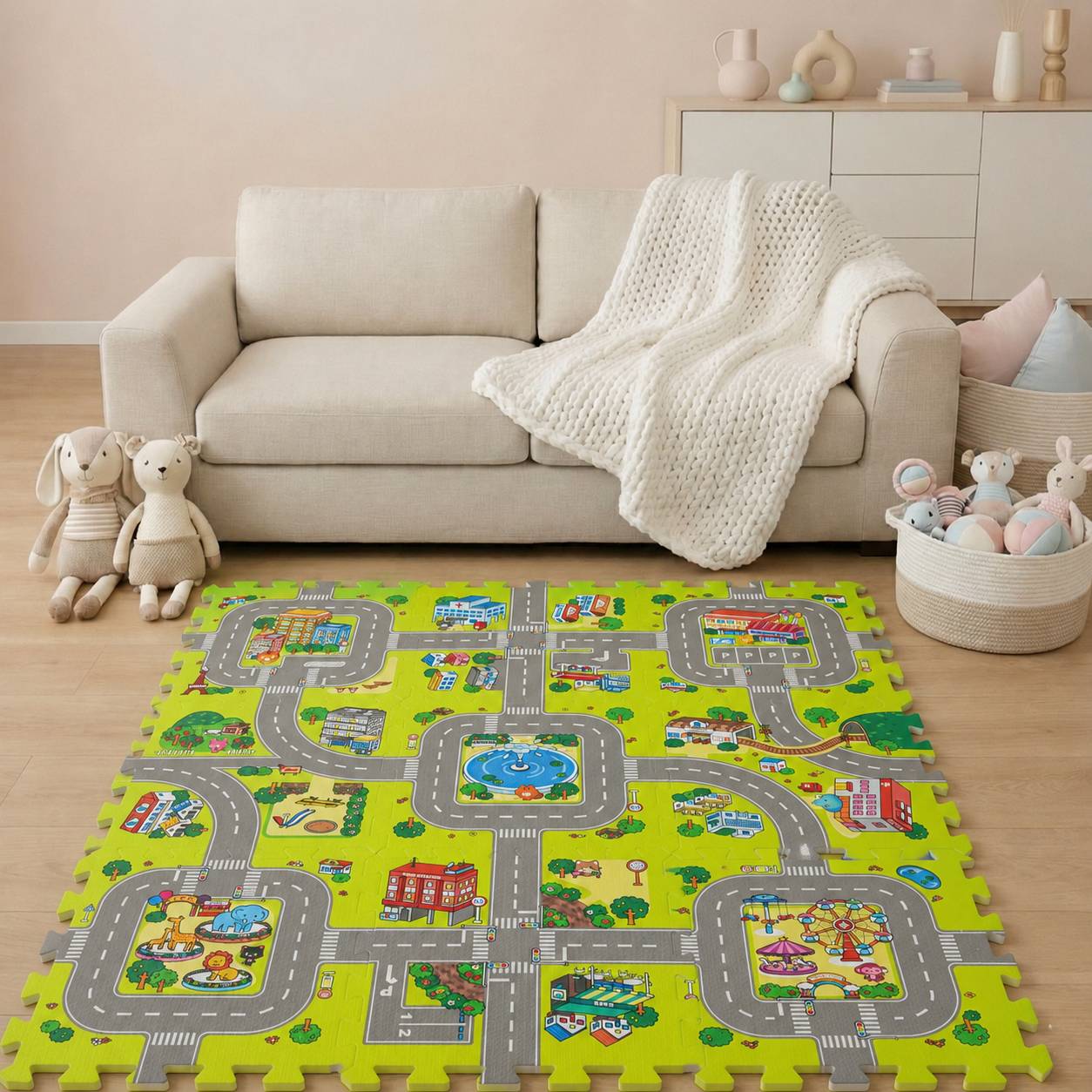 Ein Kinderspielzimmer mit einem beigen Sofa und Spielzeugen, zentriert auf einer farbenfrohen verschlungenen Schaumstoff-Bodenmatte mit aufgedruckten Straßen, Gebäuden und Spielszenen.