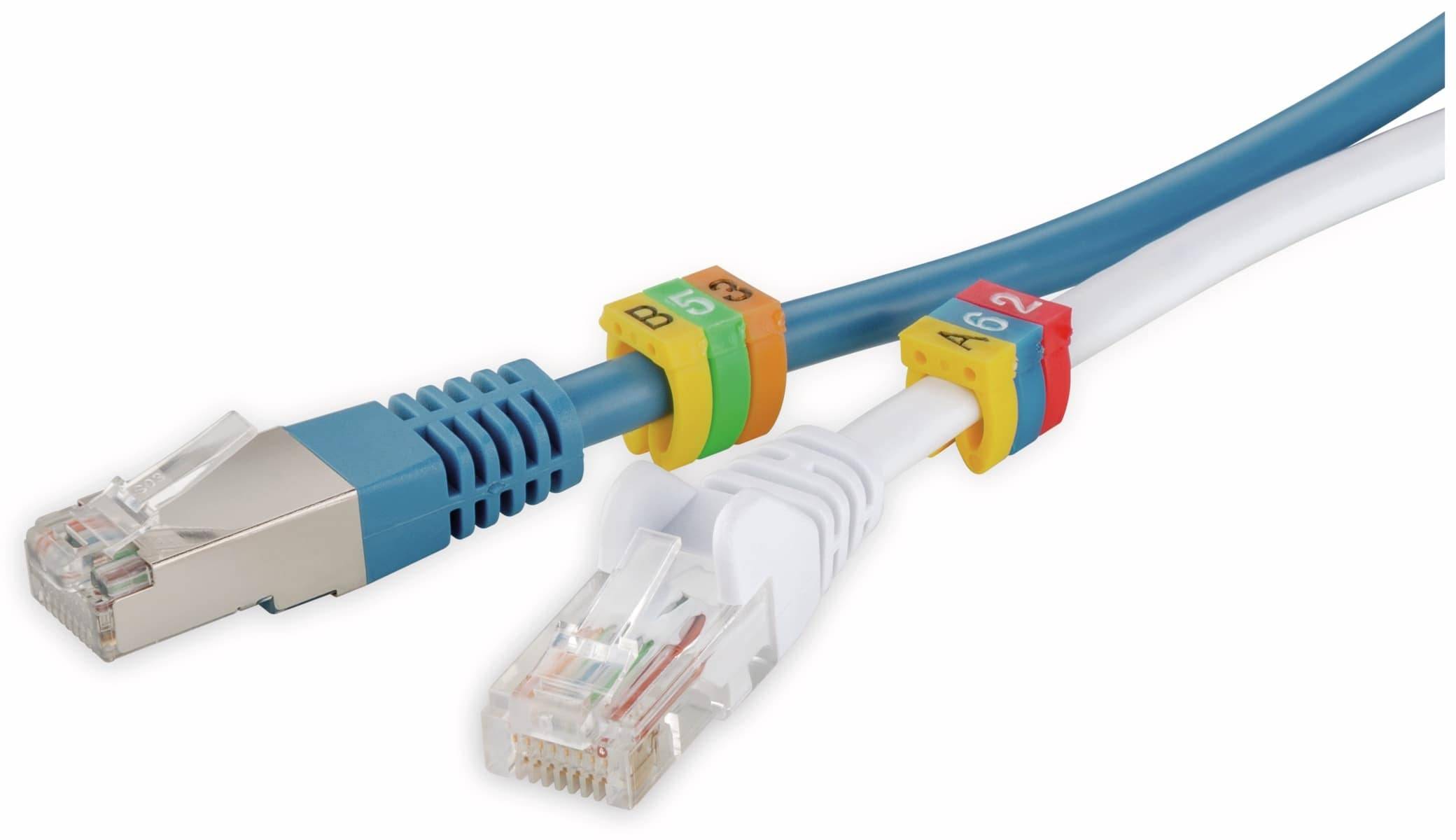 Zwei Netzwerkkabel mit farbigen Etiketten ('A1', 'B2') sind verbunden. Das Bild betont die Organisation und Identifikation von Kabeln.