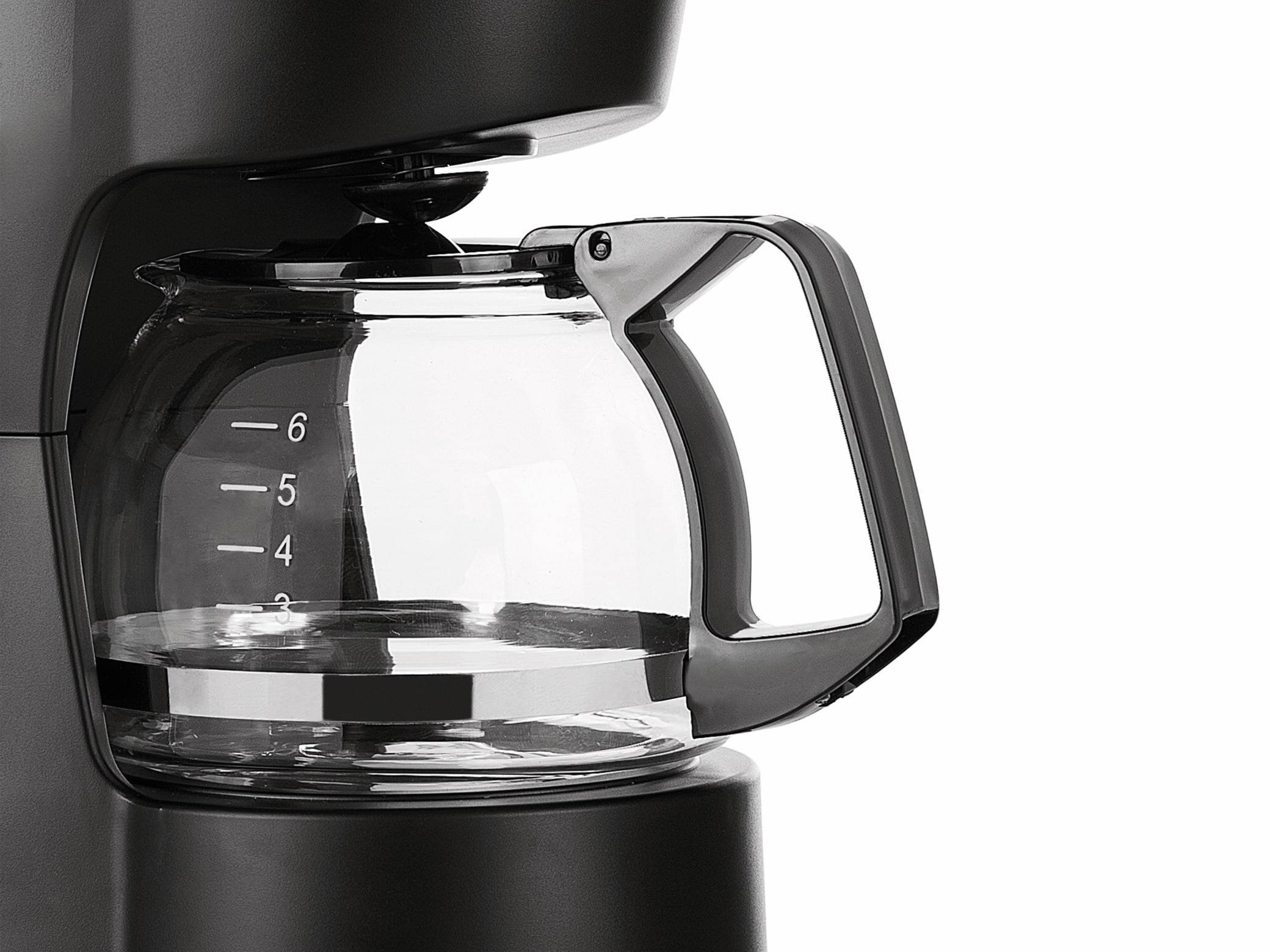 Eine schwarze Kaffeemaschine mit einer durchsichtigen Glaskanne, gekennzeichnet mit Messskalen, konzipiert für den Heim- oder Bürogebrauch.
