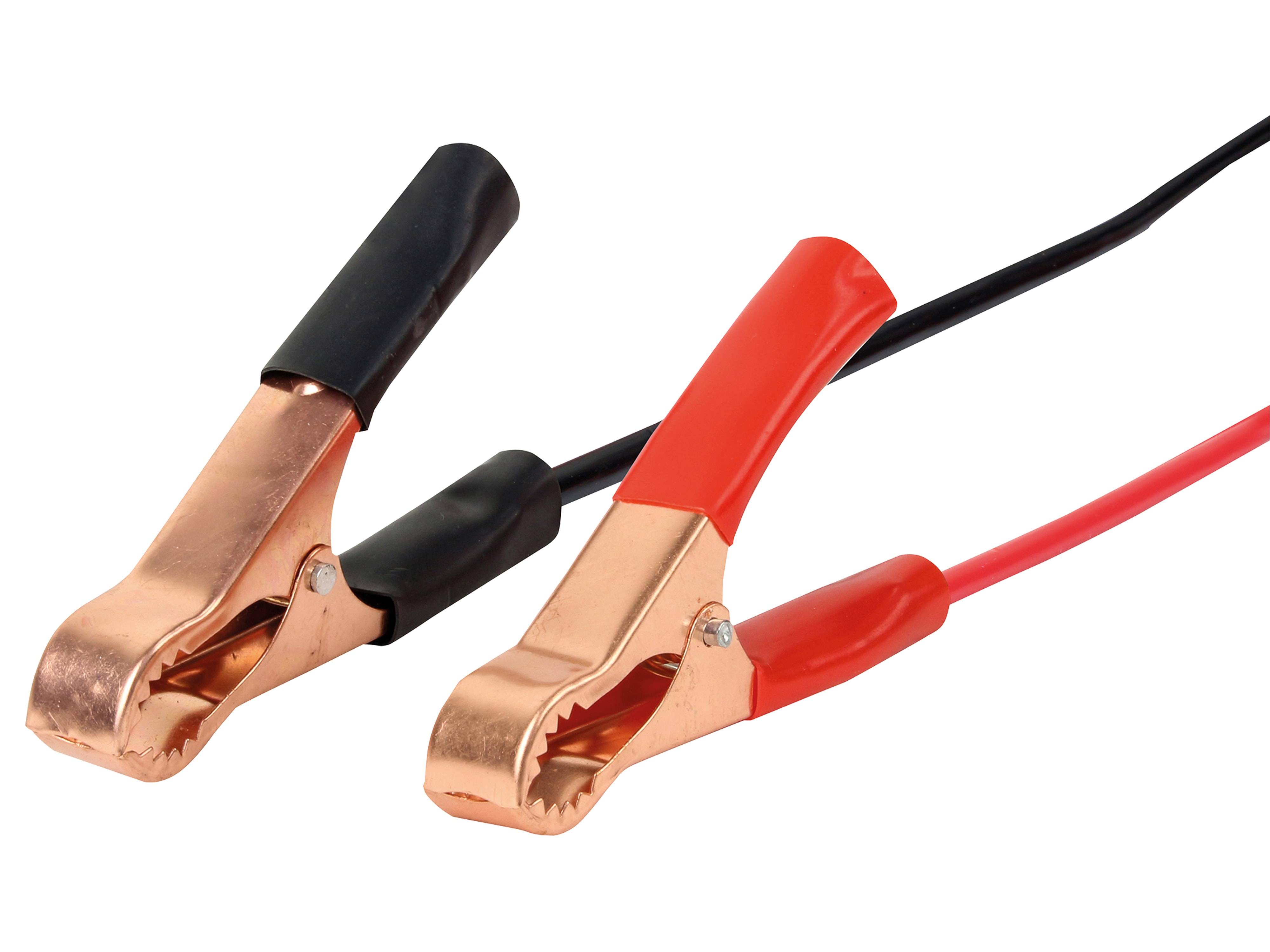Zwei Metallkabelklemmen für Überbrückungskabel, eine mit schwarzem Griff und die andere mit rotem Griff, verwendet zum Verbinden von Autobatterien.
