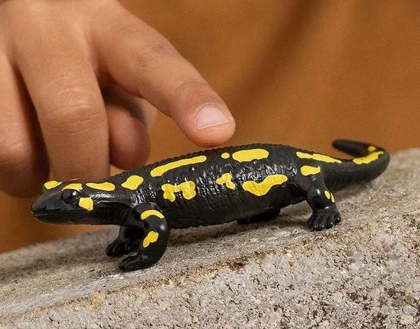 Schleich 14870 - Wild Life, Feuersalamander, Tierfigur, Länge: ca. 10 cm