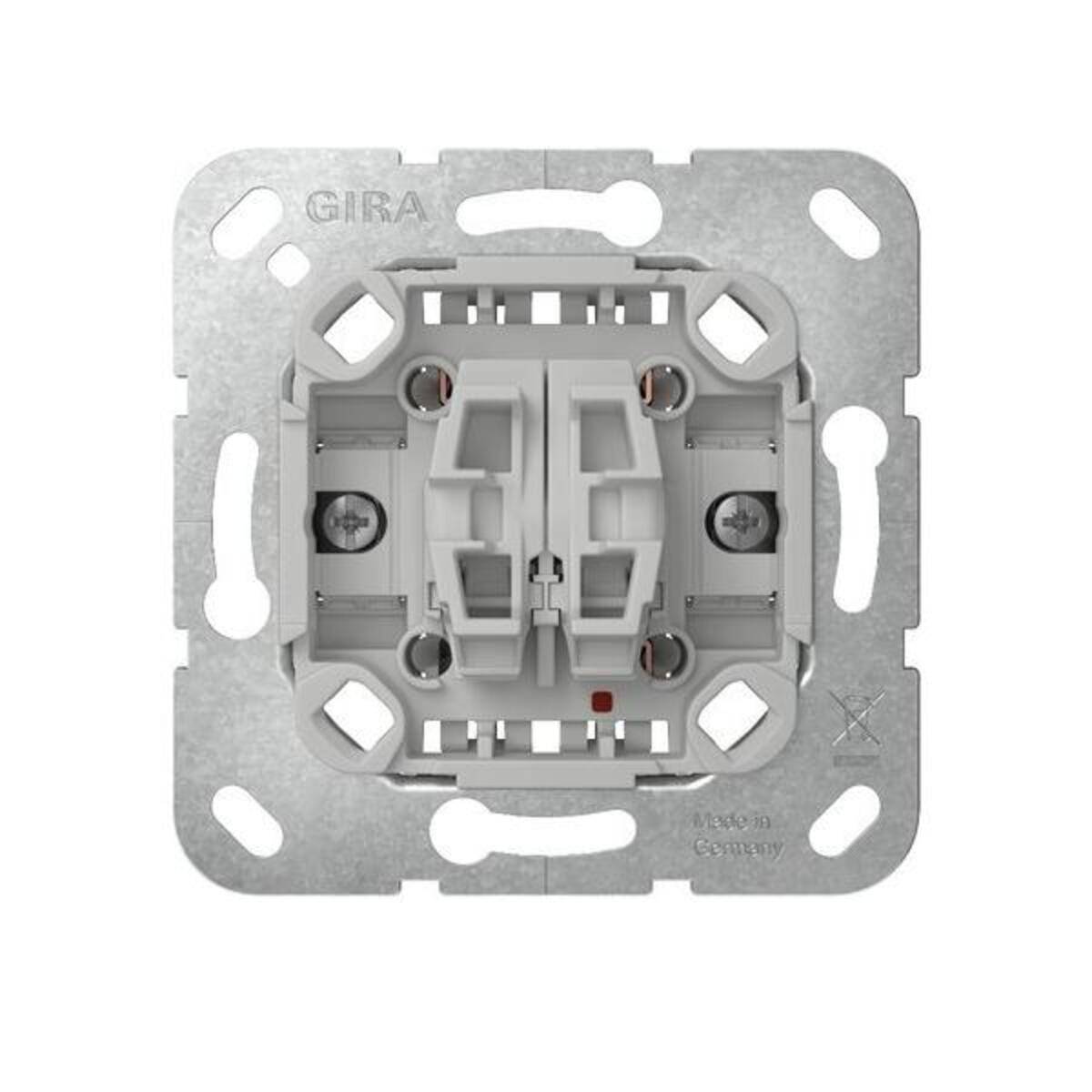 Frontansicht eines Gira-Elektroschalter-Mechanismus mit Metallmontagerahmen und zentraler weißer Wippenschalterkombination auf neutralem Hintergrund.