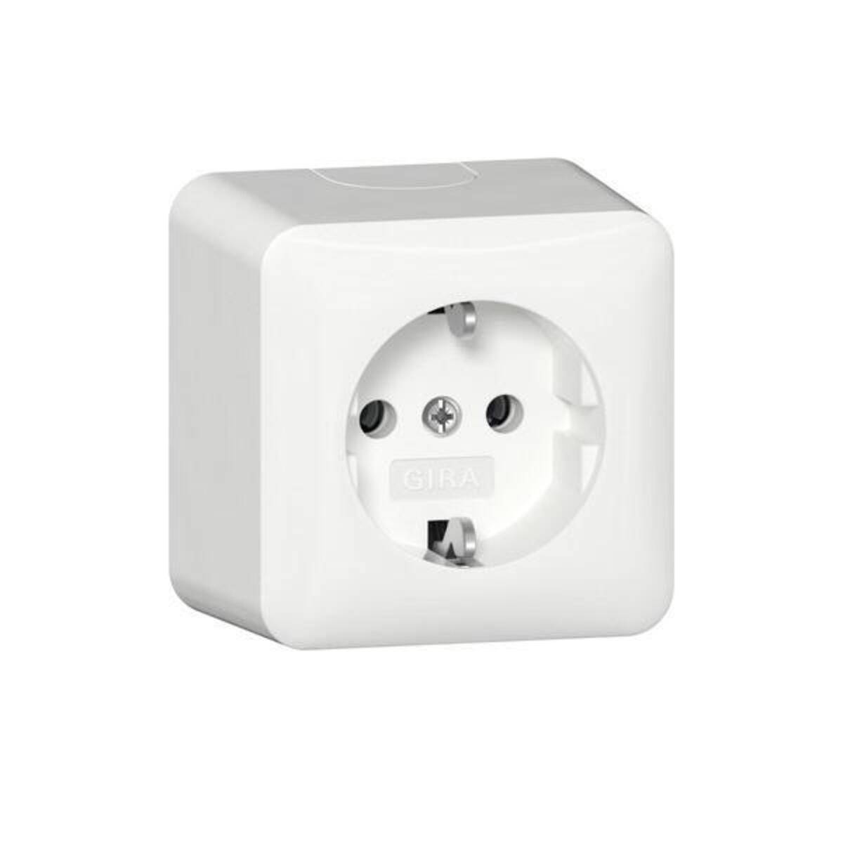 Eine weiße Elektrosteckdose mit zwei runden Löchern und einem Erdungsschlitz auf einer würfelförmigen Basis, mit der Bezeichnung „GIRA