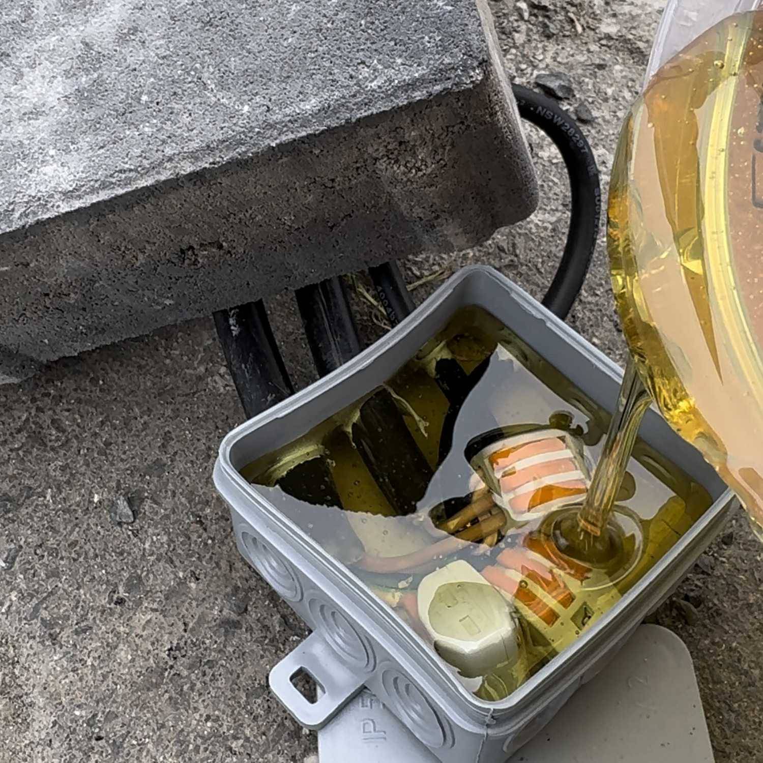 Elektrovergussmasse Epoxidharz IP68 & IP69 bis 1000 Volt, 640g braun-transluzent (durchsichtig)  wasserdicht für Abzweigdosen