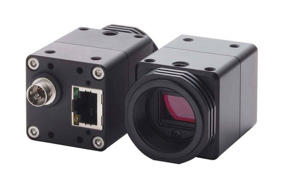 Zwei schwarze industrielle Machine-Vision-Kameras auf weißem Hintergrund, eine mit sichtbarem Objektiv und die andere mit Ethernet- und Steckerverbindungen.