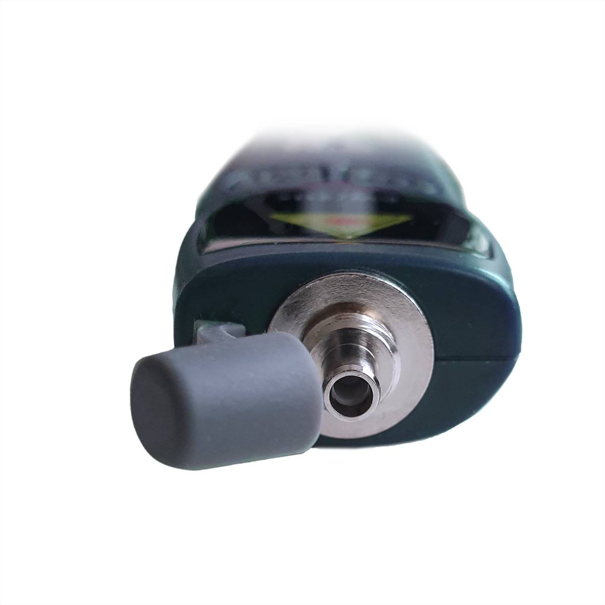 Eine Nahaufnahme einer grünen Steck-Verbindungsarmatur, die den Metallverbindungspunkt und die graue Schutzkappe an einem Ende zeigt.