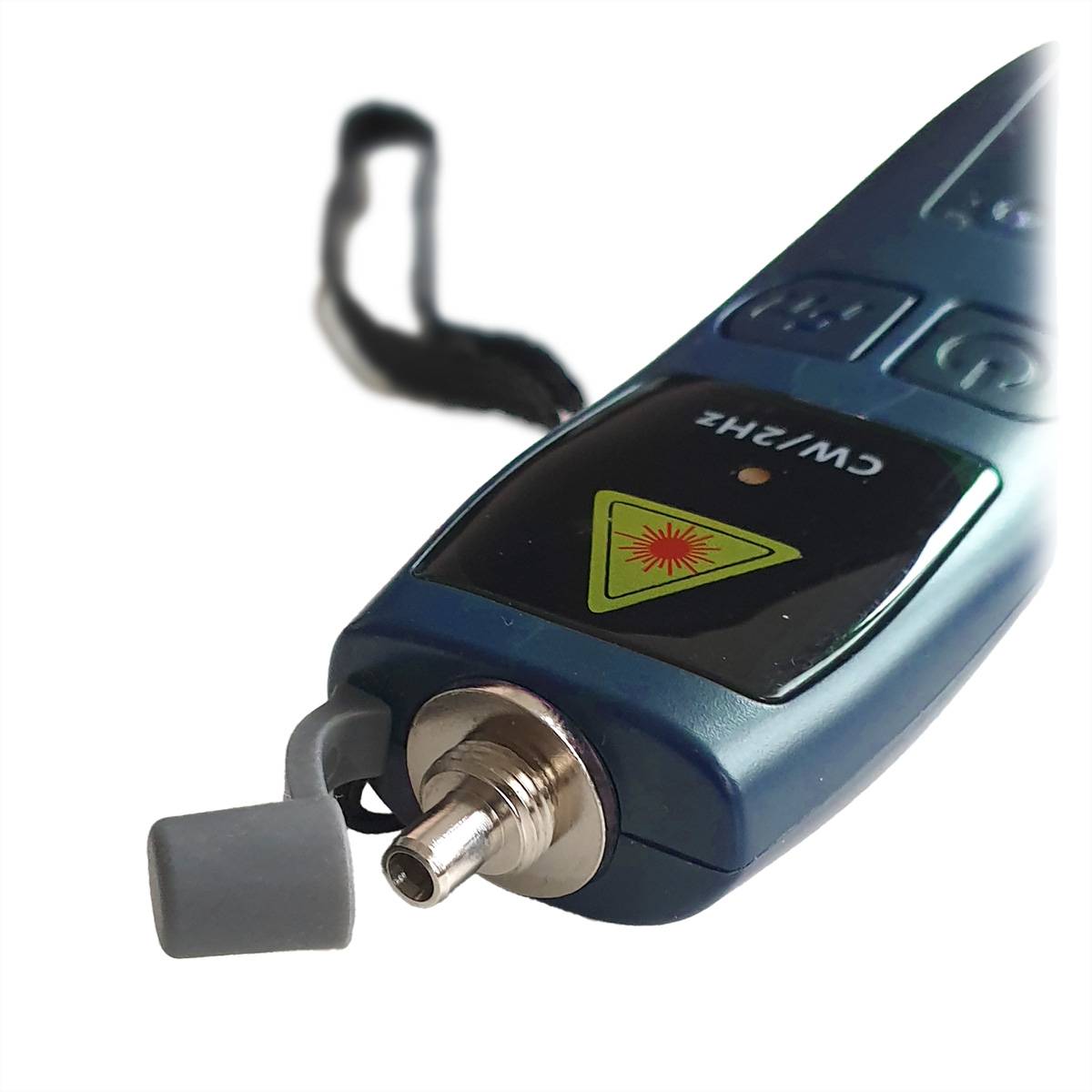 Ein tragbares optisches Leistungsmessgerät mit quadratischem Display und mehreren Tasten, das zur Prüfung von Glasfaserkabeln verwendet wird, mit aufgesetzter Schutzkappe.